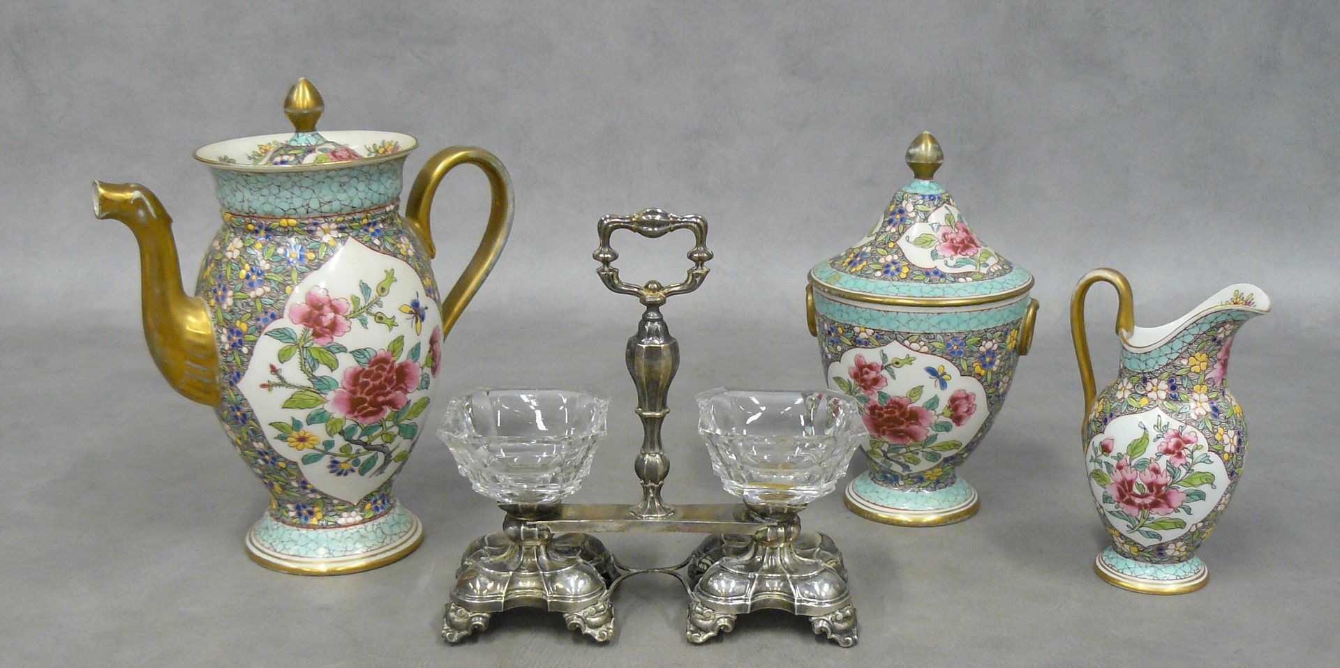 Null ein Posten: drei Porzellan-Servierstücke mit Blumendekor auf Cloisonné-Fond&hellip;