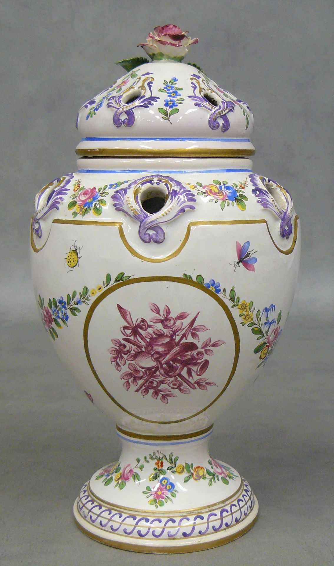 Null a pot pourri in Sceaux earthenware decorated with a love scene in pink mono&hellip;