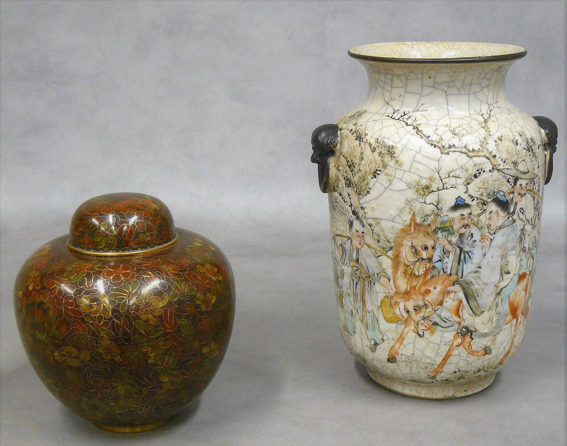 Null 一批：景泰蓝铜制有盖花瓶，饰以红棕色调的花朵 - 中国（南京）有裂纹的陶瓷花瓶，饰以人物、马和树 - 高27.5厘米 - 有裂纹