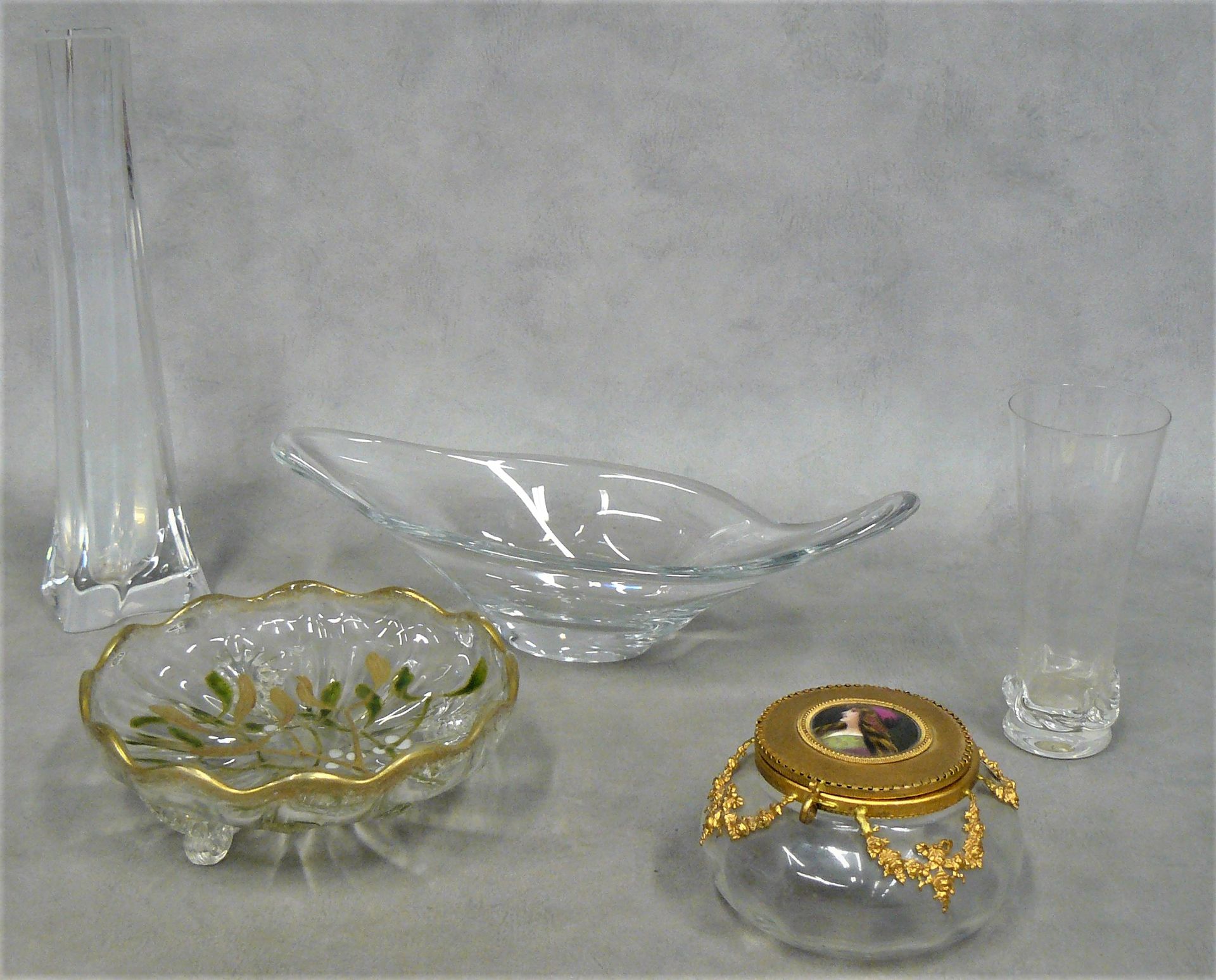 DAUM 一批：高27.5厘米的Daum水晶花瓶，长30厘米的碗，高14.5厘米的Daum小花瓶，装饰有槲寄生的三角杯，以及一个带金属框架和瓷质奖章的圆盒