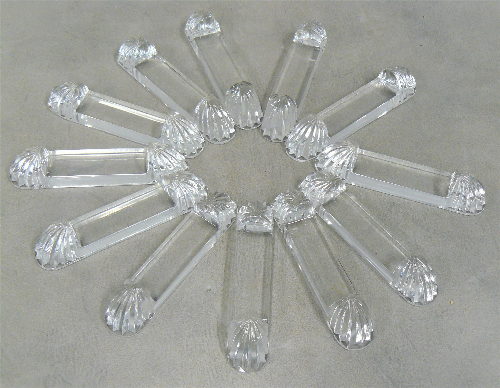 Null douze porte-couteaux en verre taillé à décor de cannelures latérales