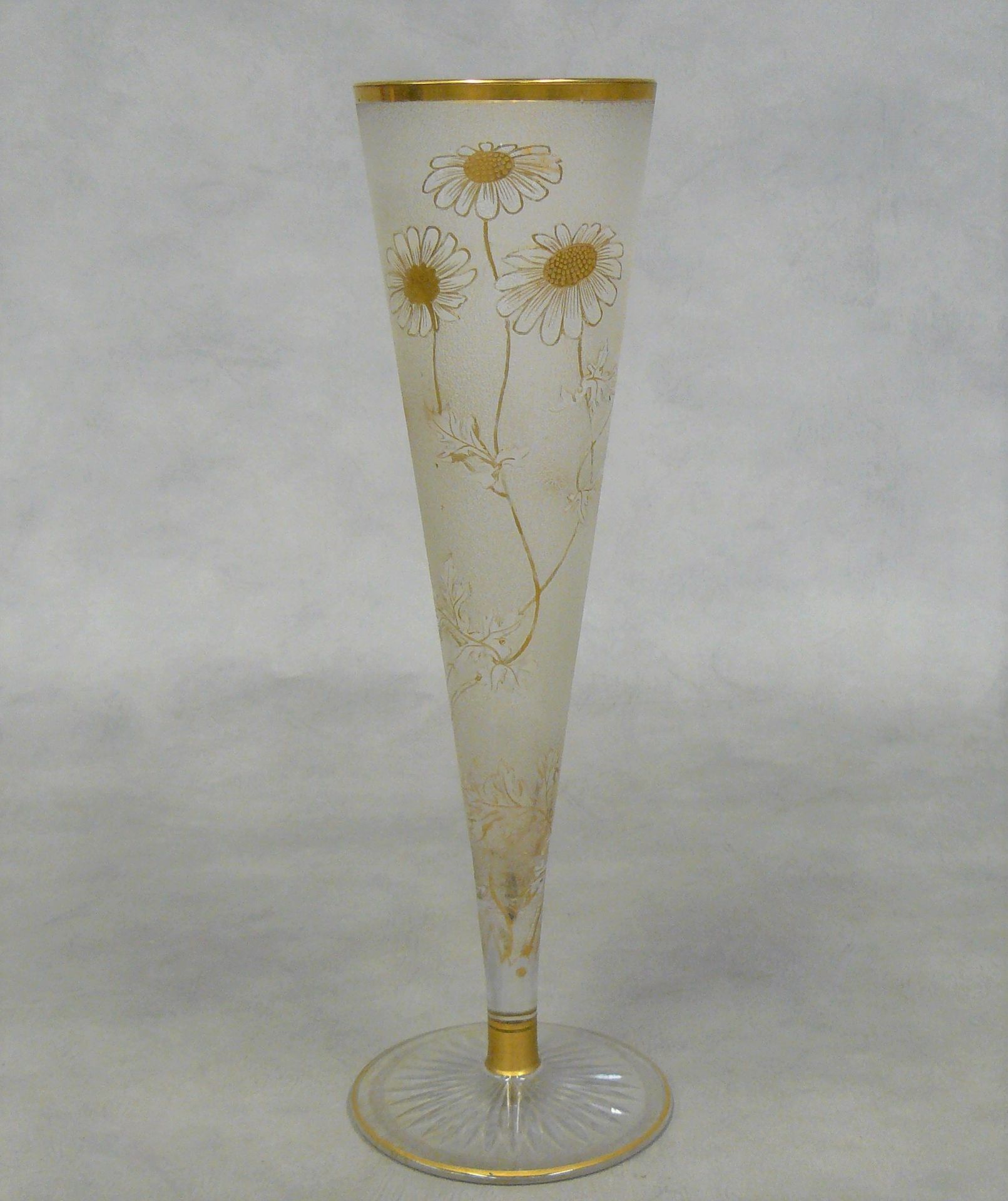 Null jarrón cónico de vidrio esmerilado con decoración floral dorada - H 35 cm