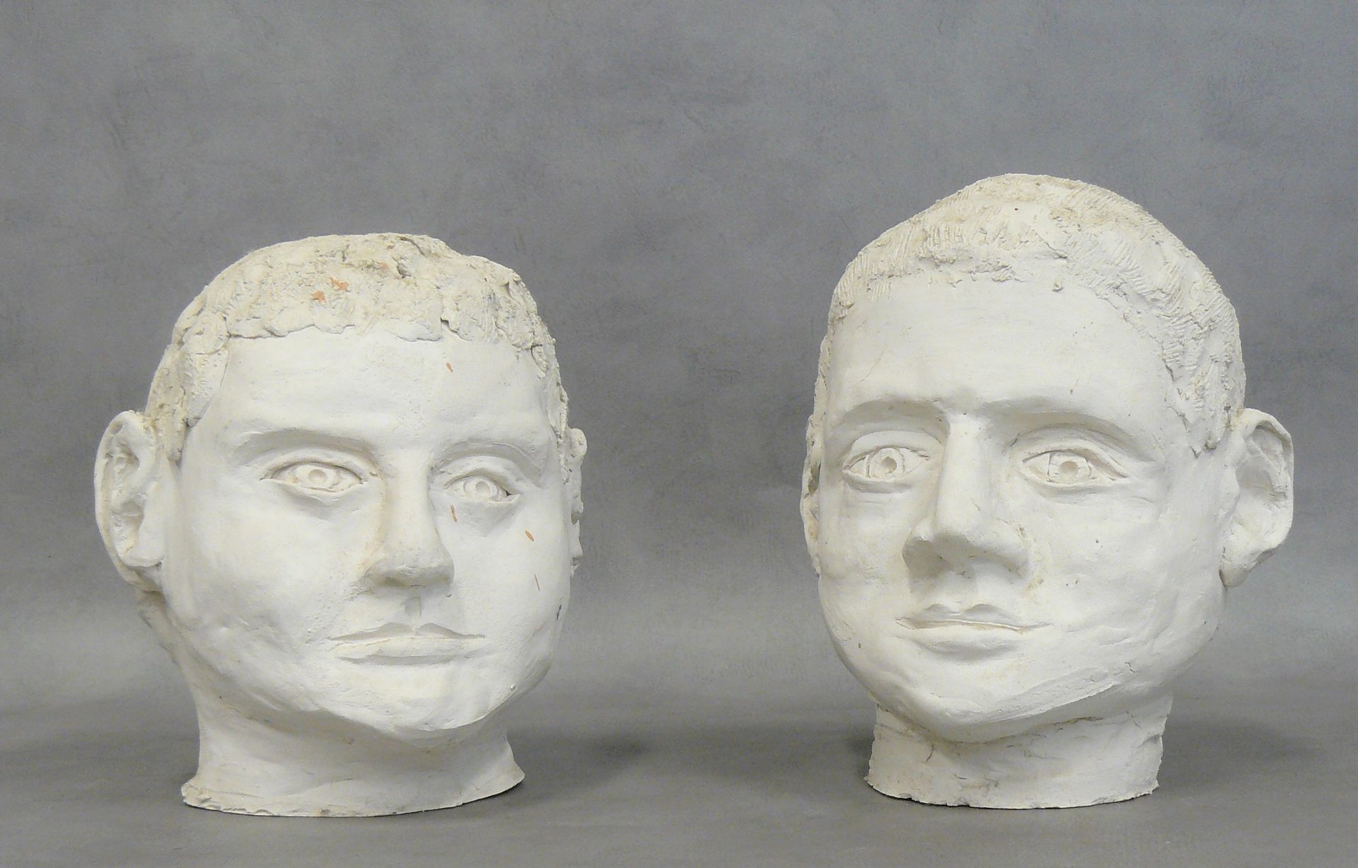 Null dos cabezas de terracota blanca - H 19 y H 20 cm