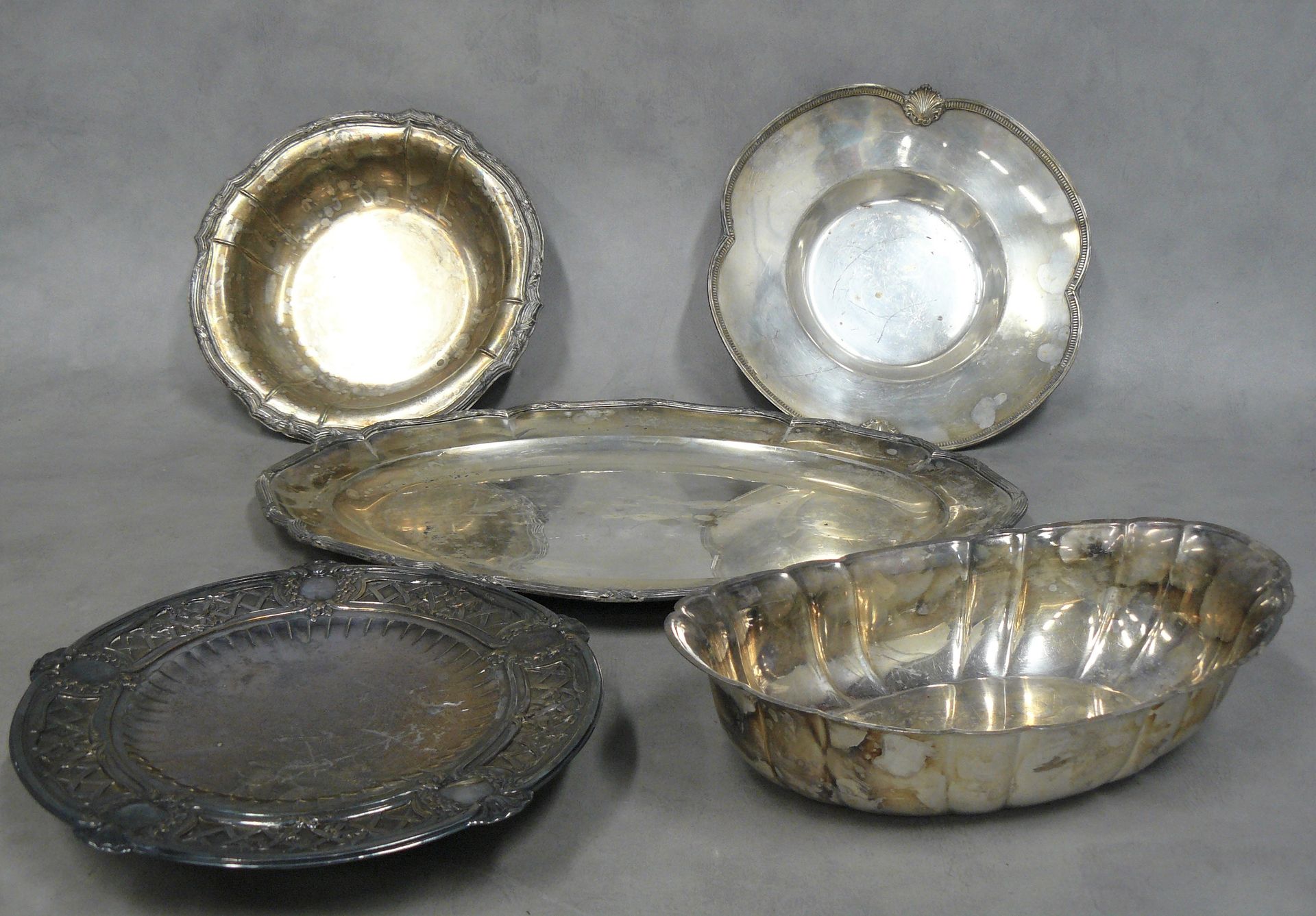Null un lot en métal : un plat ovale, deux plats ronds, une coupe présentoir et &hellip;