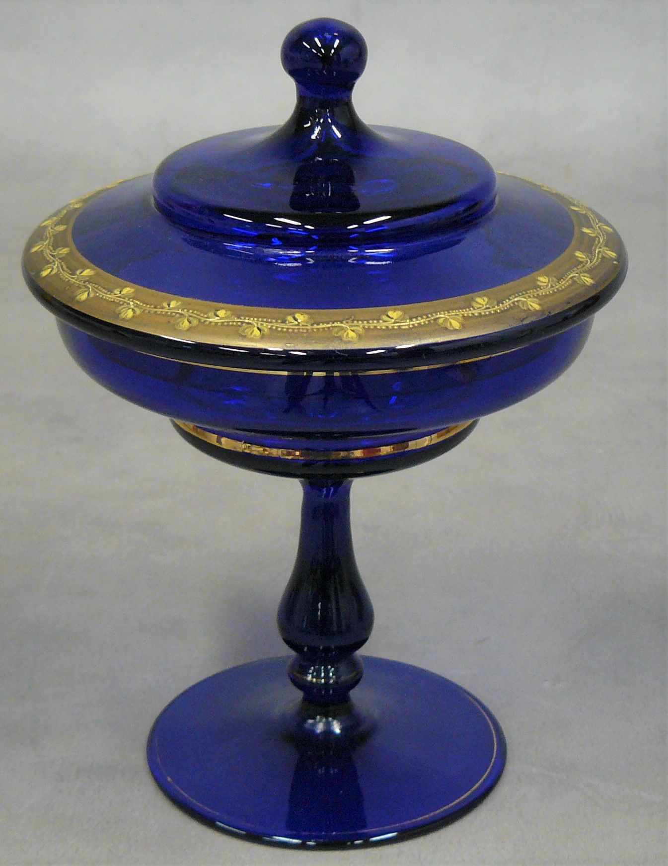 Null kleiner blauer Glaskrug mit goldenem Filetdeckel - H 20 cm