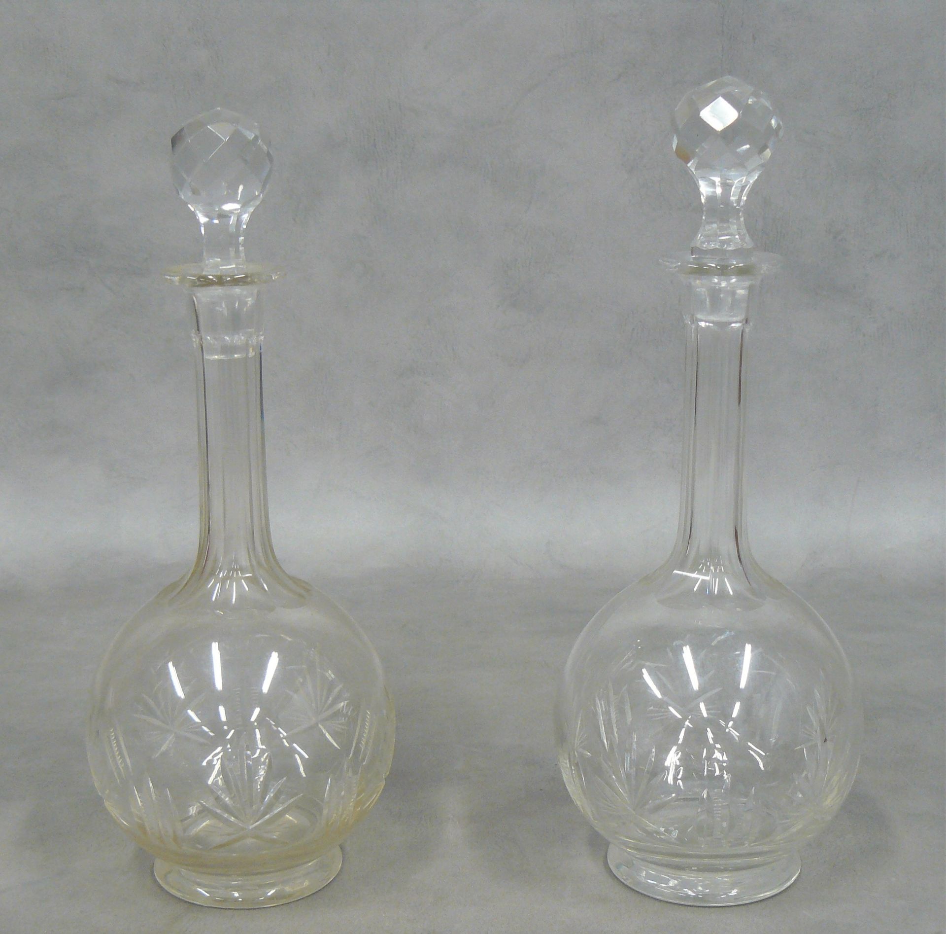 Null a set of two decanters with stoppers - H 30 cm