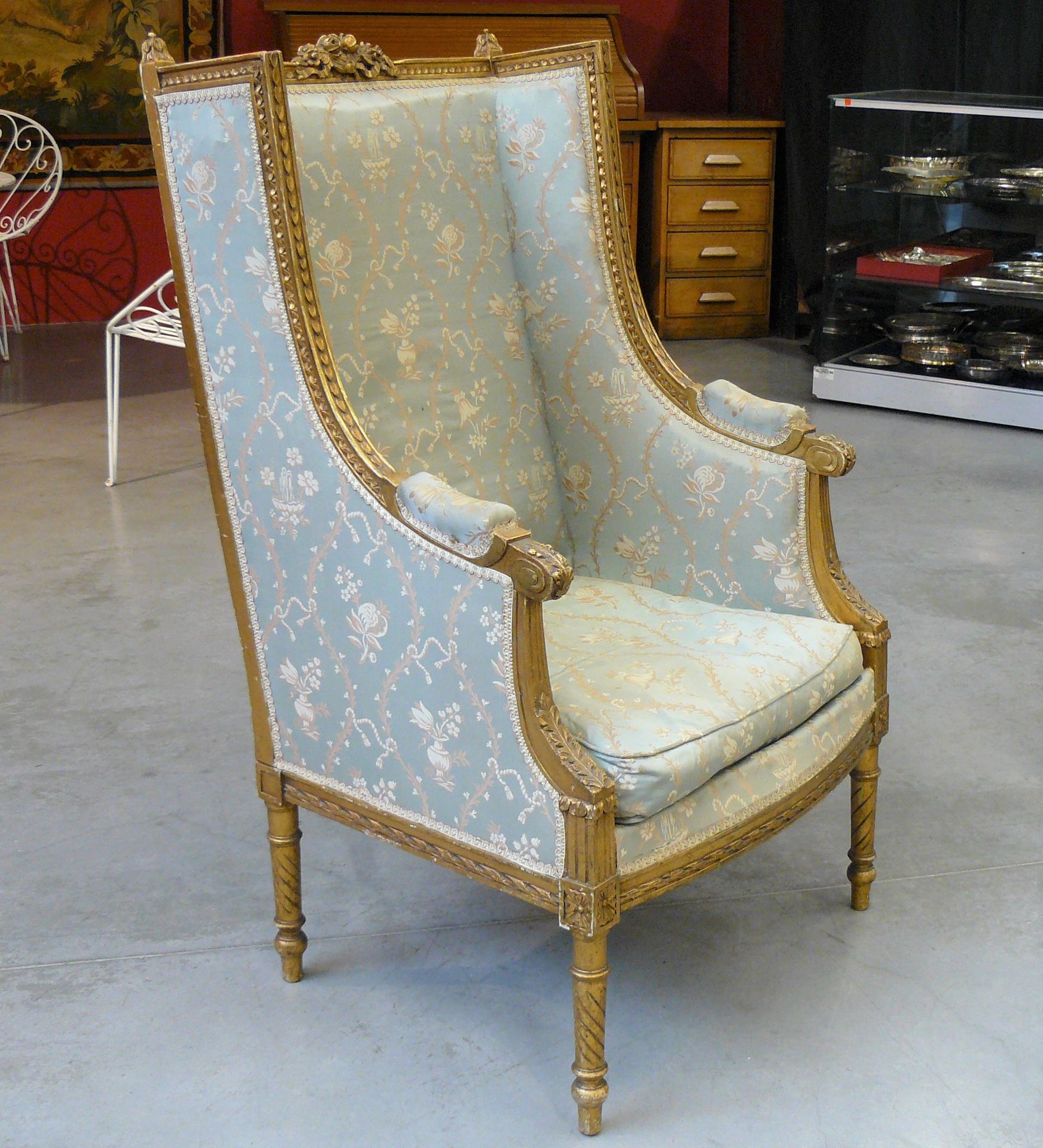 Null Una sedia da pastore in legno dorato in stile transitorio con guance rettan&hellip;