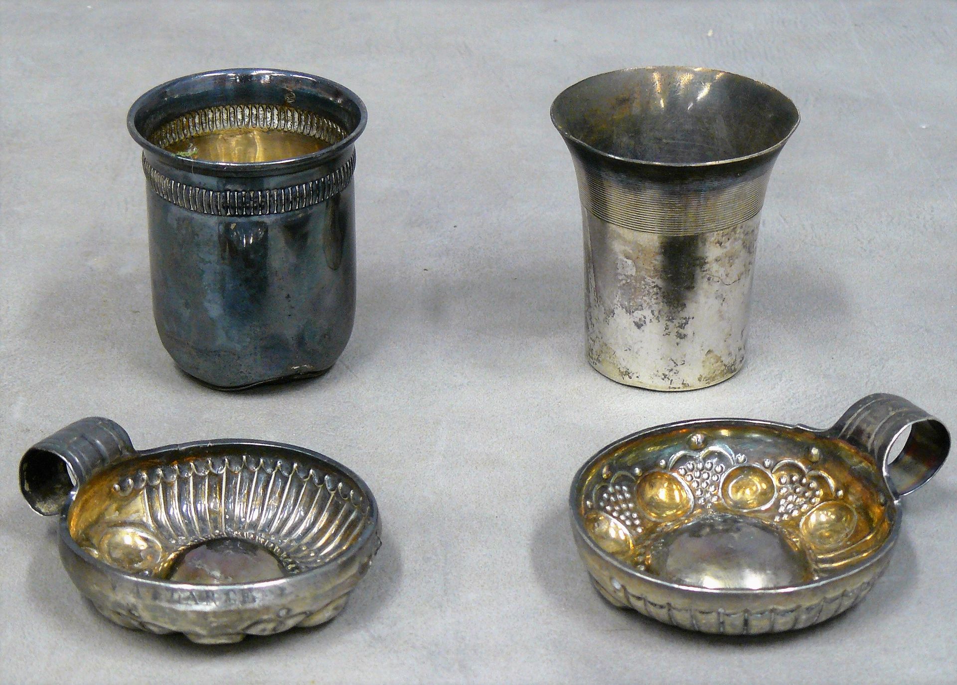 Null two small silver kettledrums (minerva), one of which is dented - net weight&hellip;