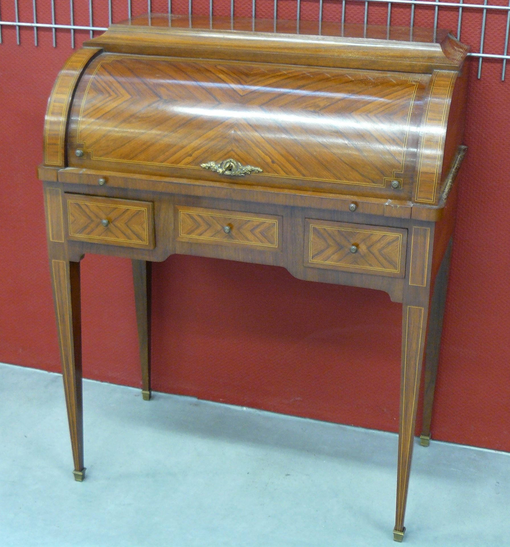 Null petit bureau à cylindre de style Louis XVI en bois de placage et marqueteri&hellip;