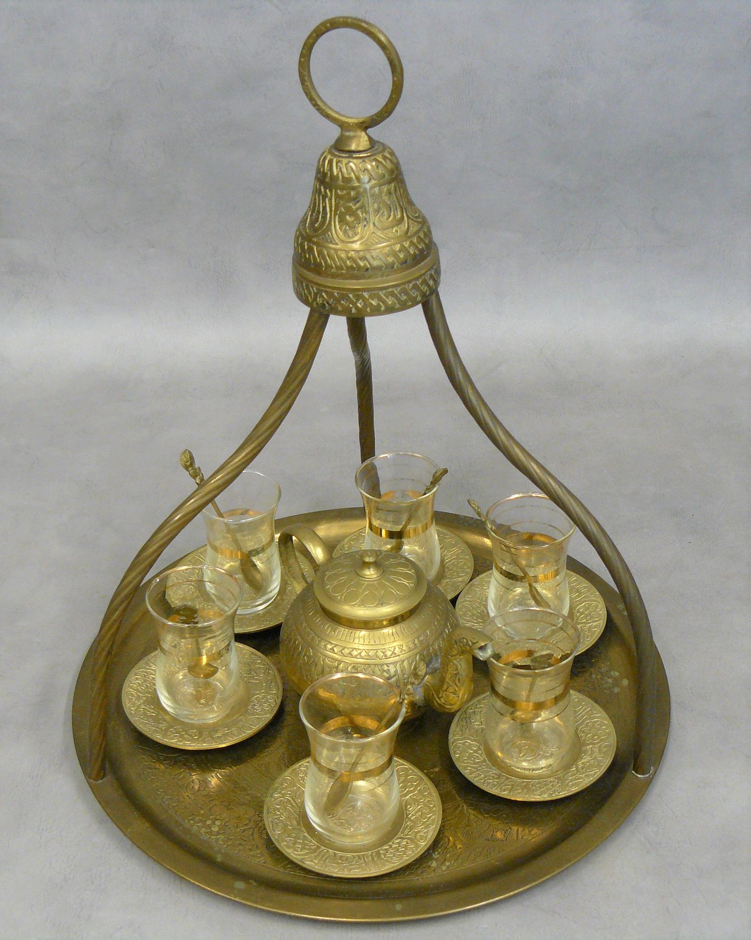 Null 黄铜和玻璃茶具挂盘-高37厘米，有六个杯子，六个勺子和一个北非壶。连接损坏的磨机