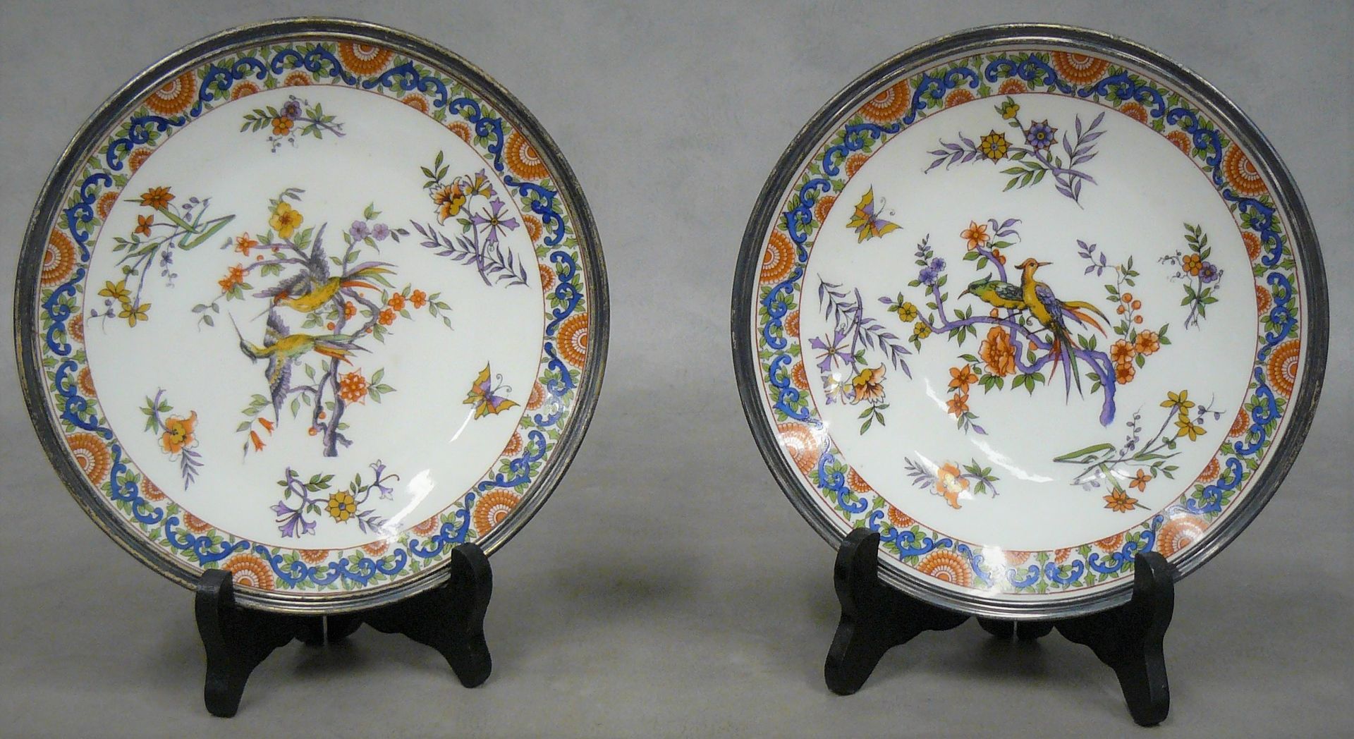 LIMOGES 两套利摩日瓷器小盘子，带有金属环和日本的鸟、花和蝴蝶的装饰--法国PL标志（1905-1939）--直径19厘米