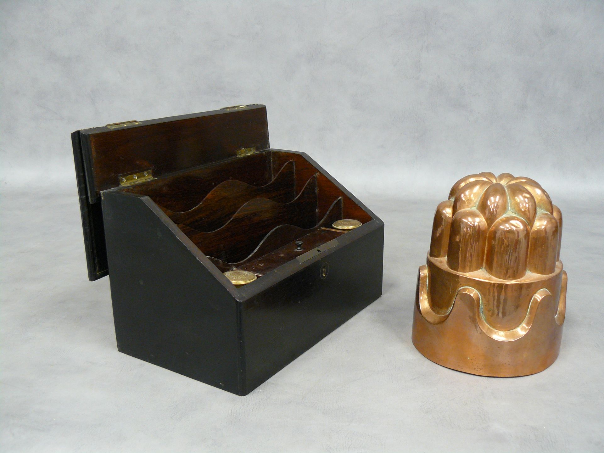 Null un juego: un molde de cobre - H 17 cm y un porta cartas Napoleón III con do&hellip;