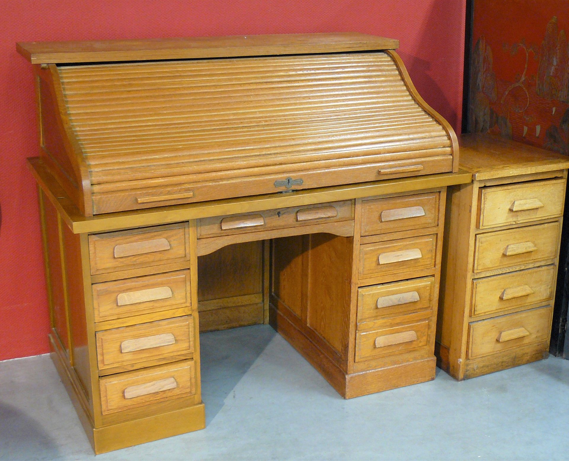 Null ein amerikanischer Schreibtisch (zerlegbar) mit Naturholzsockel, acht Schub&hellip;