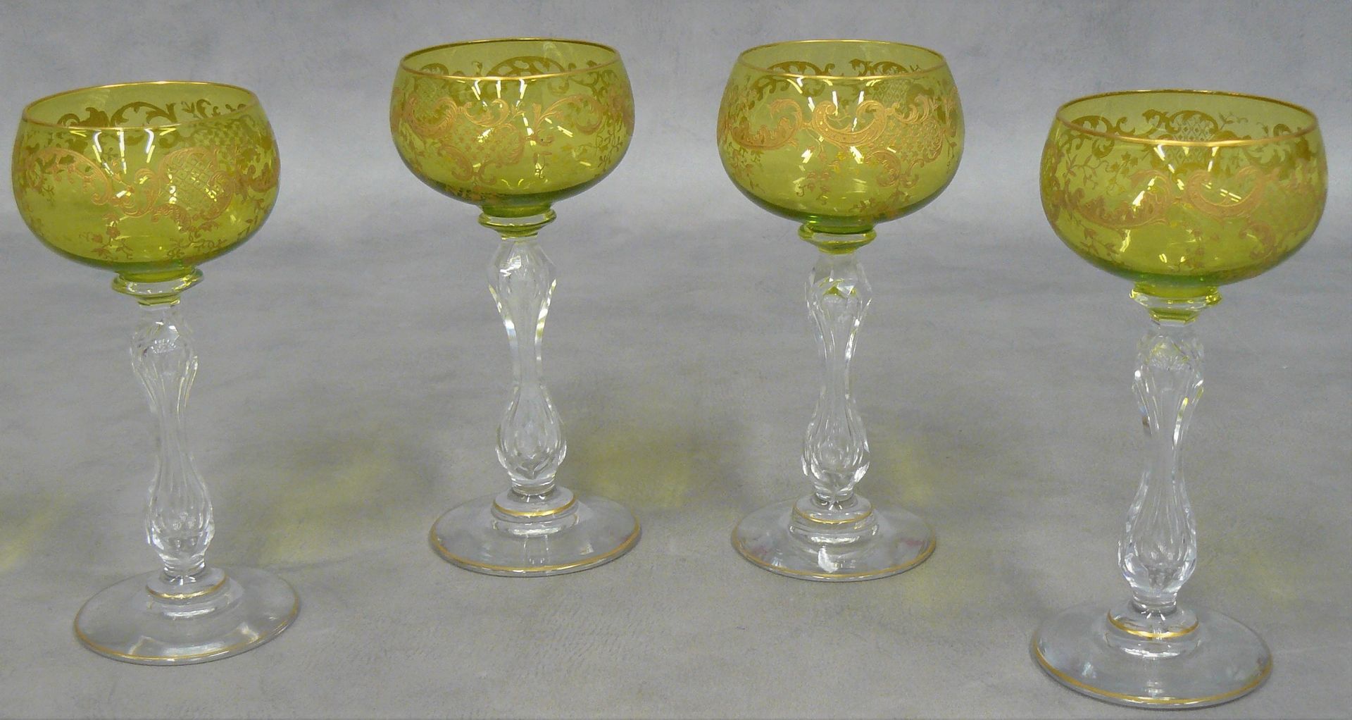 Null Set aus vier grün getönten Weißweingläsern aus Kristall mit goldenen Akzent&hellip;