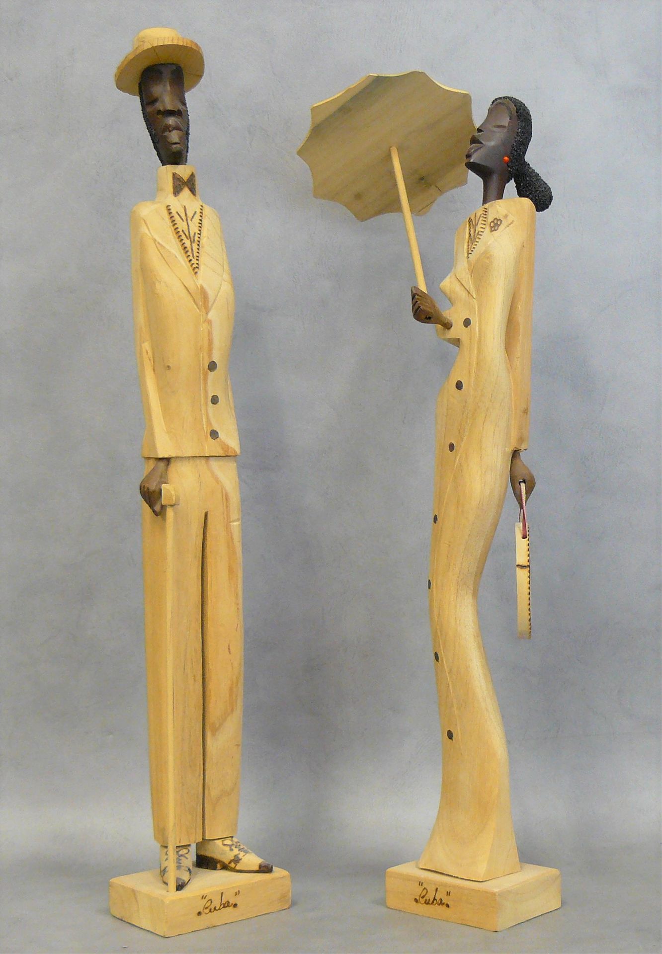 Null deux personnages en bois sculpté: souvenir de Cuba - H 55 cm