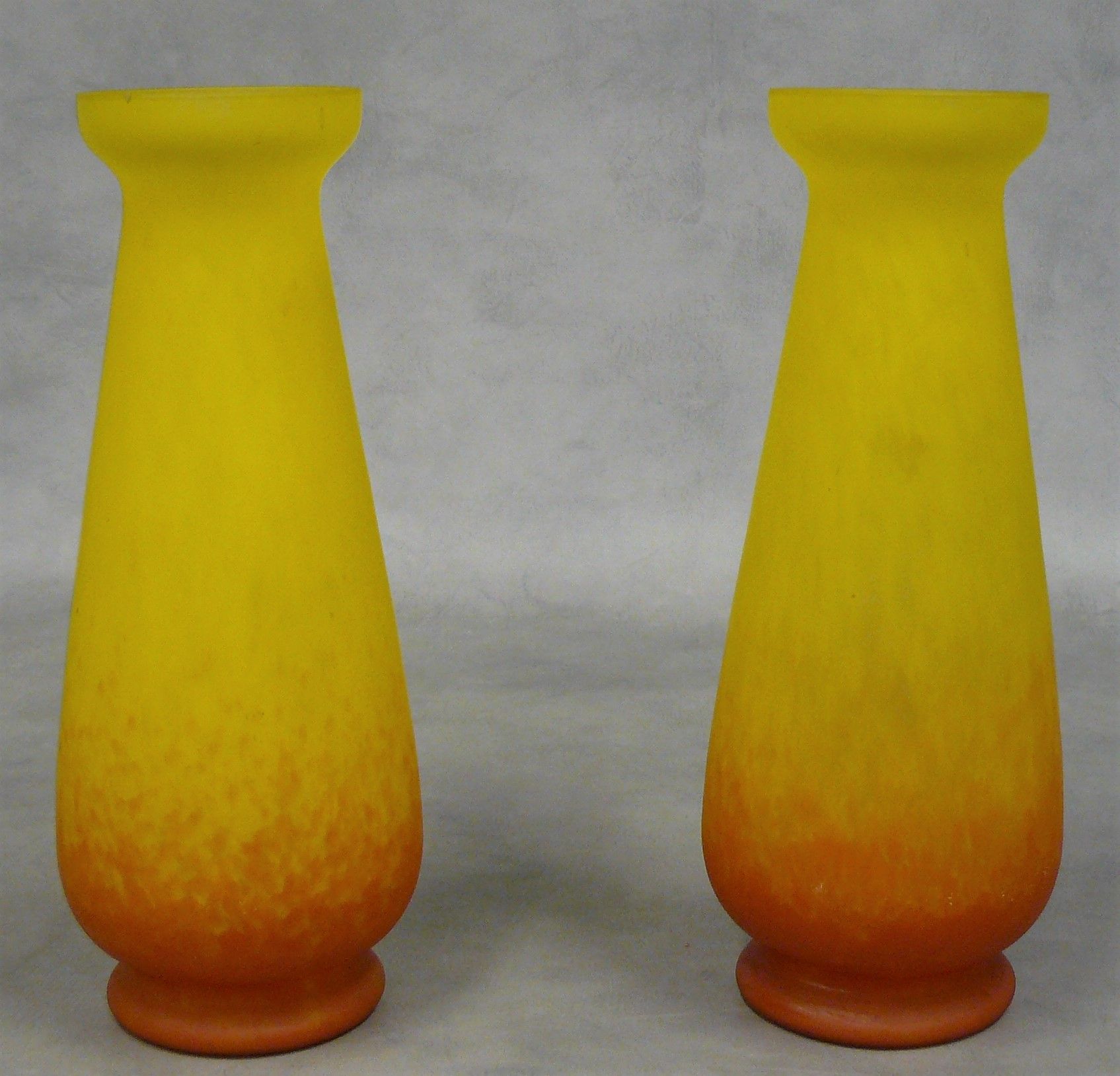 Null NANCY: zwei Glasvasen aus der Glashütte Nancy mit gelbem und orangem Hinter&hellip;
