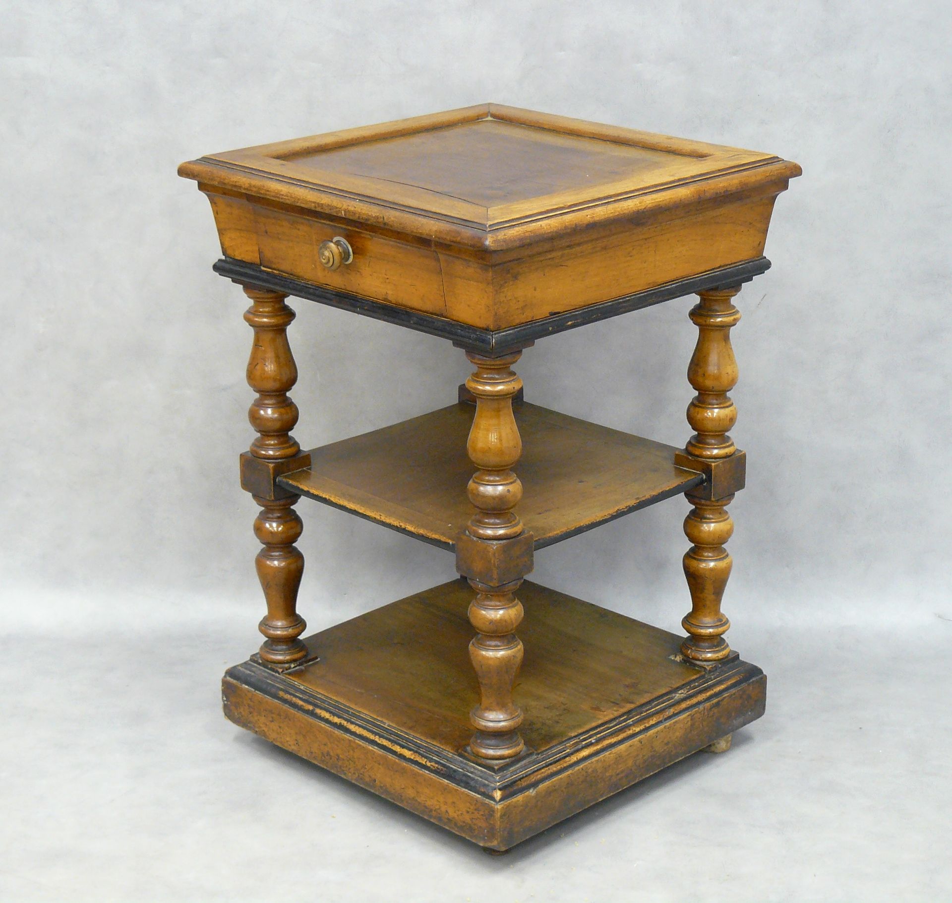 Null 胡桃木边桌，托盘，一个抽屉和两个架子（一个边栏缺失）-73.5 x 49.5 x 49.5厘米
