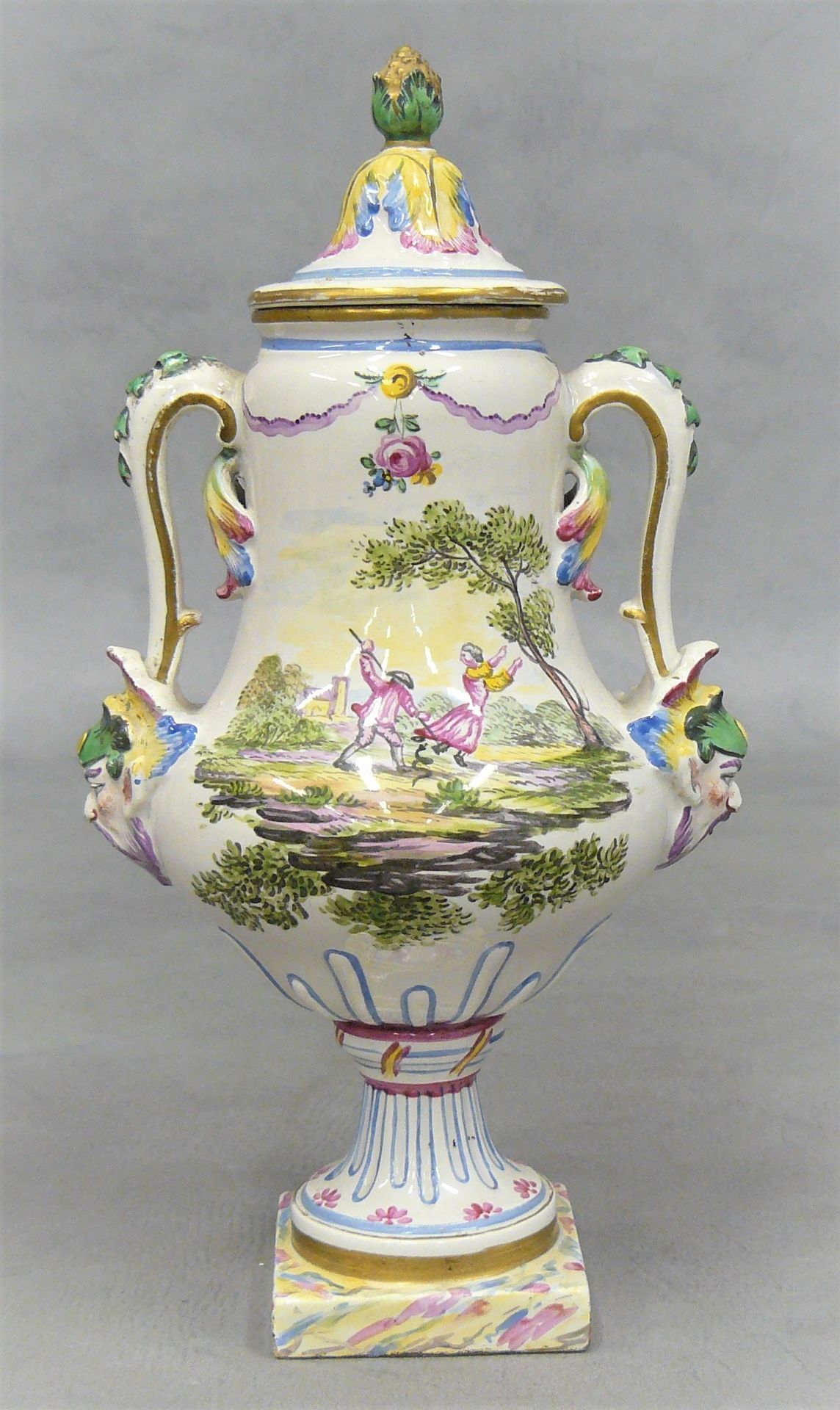 Null 小型陶制美第奇花瓶，带把手和盖子，装饰有多色动画景观 - 高23厘米
