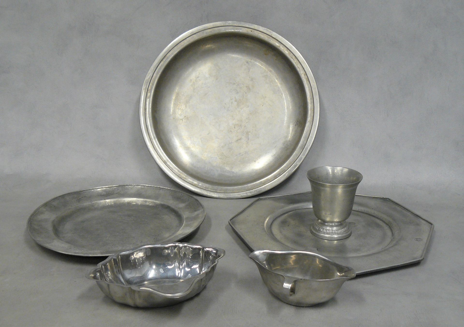 Null a set of two pewter dishes, one hexagonal and one round - Ø 27,5 cm and 25 &hellip;