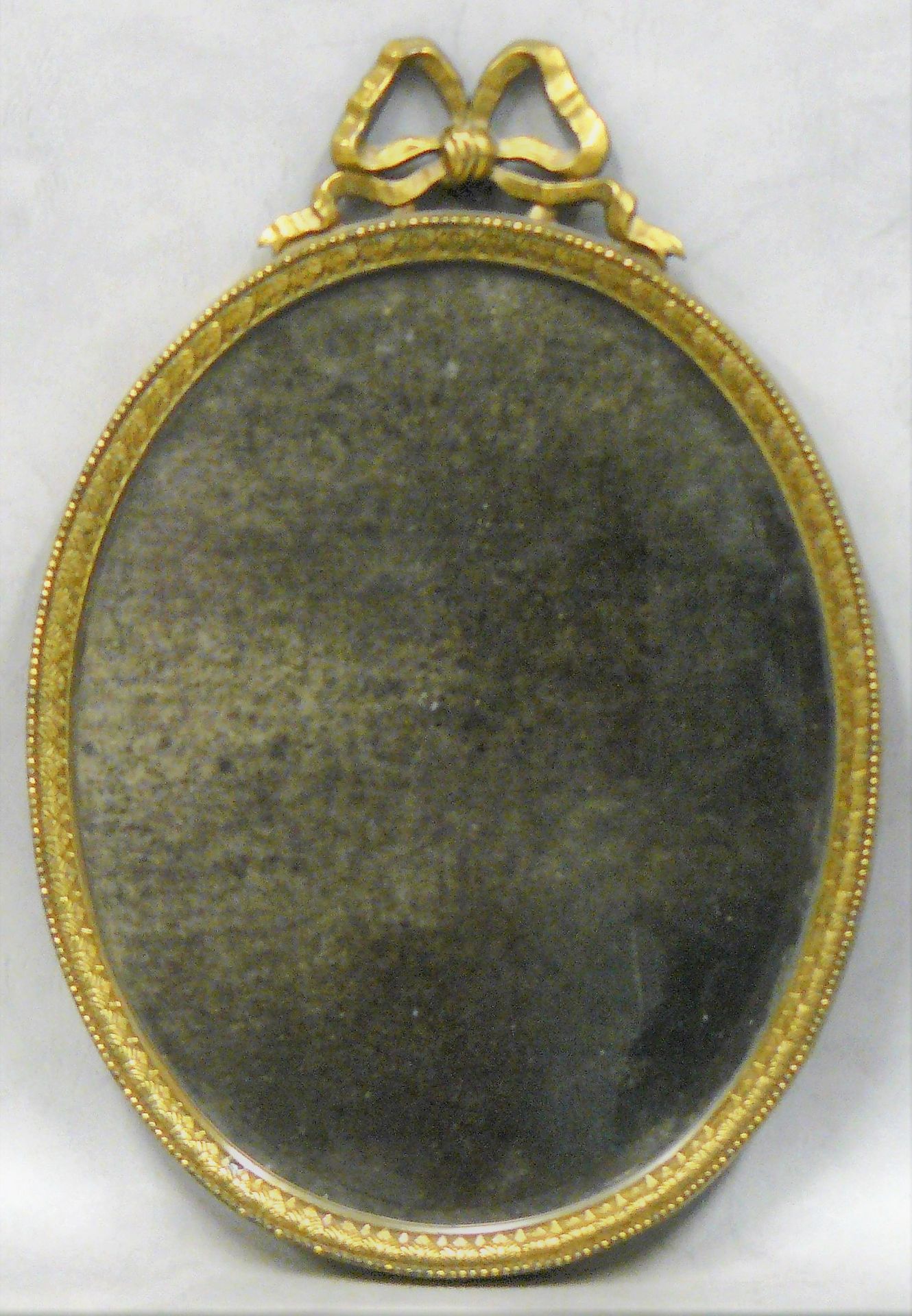 Null ein kleiner ovaler Spiegel im Louis XVI-Stil mit Messingrahmen - H 36 cm