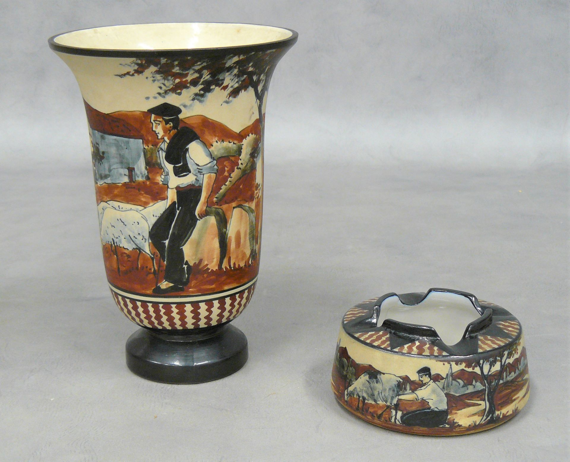 CIBOURE CIBOURE：两件带有动画景观装饰的陶瓷：签署了LABORDE的角形花瓶-高20.5厘米和签署了MOREAU的烟灰缸-直径11.5厘米