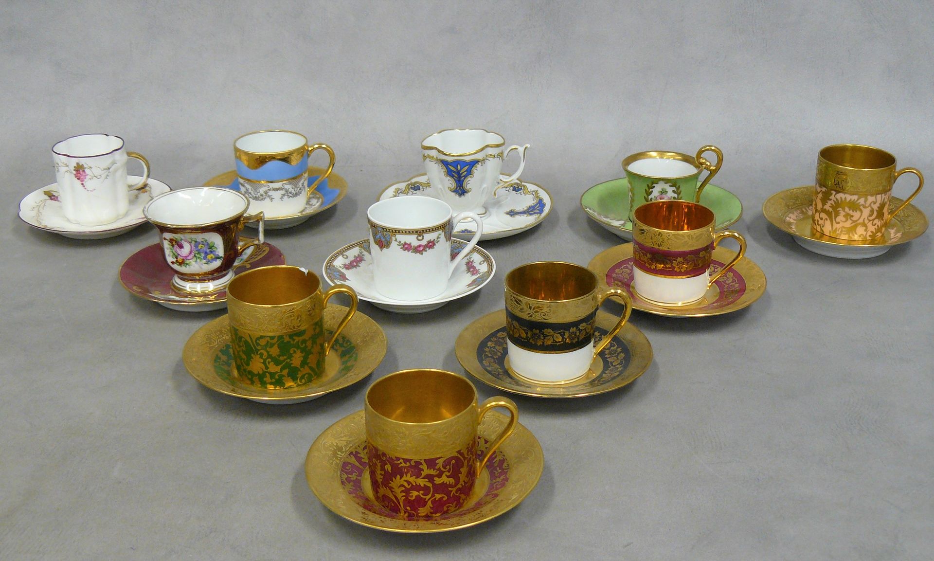 Null onze tasses et leur sous-tasses à décors différents, en porcelaine de Limog&hellip;