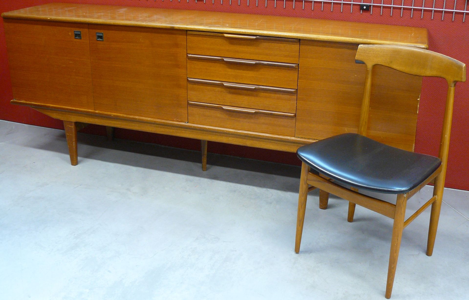 Null 丹麦低矮的餐具柜enfilade大约在1960年--长220厘米x84.5x46厘米；附带丹麦椅子