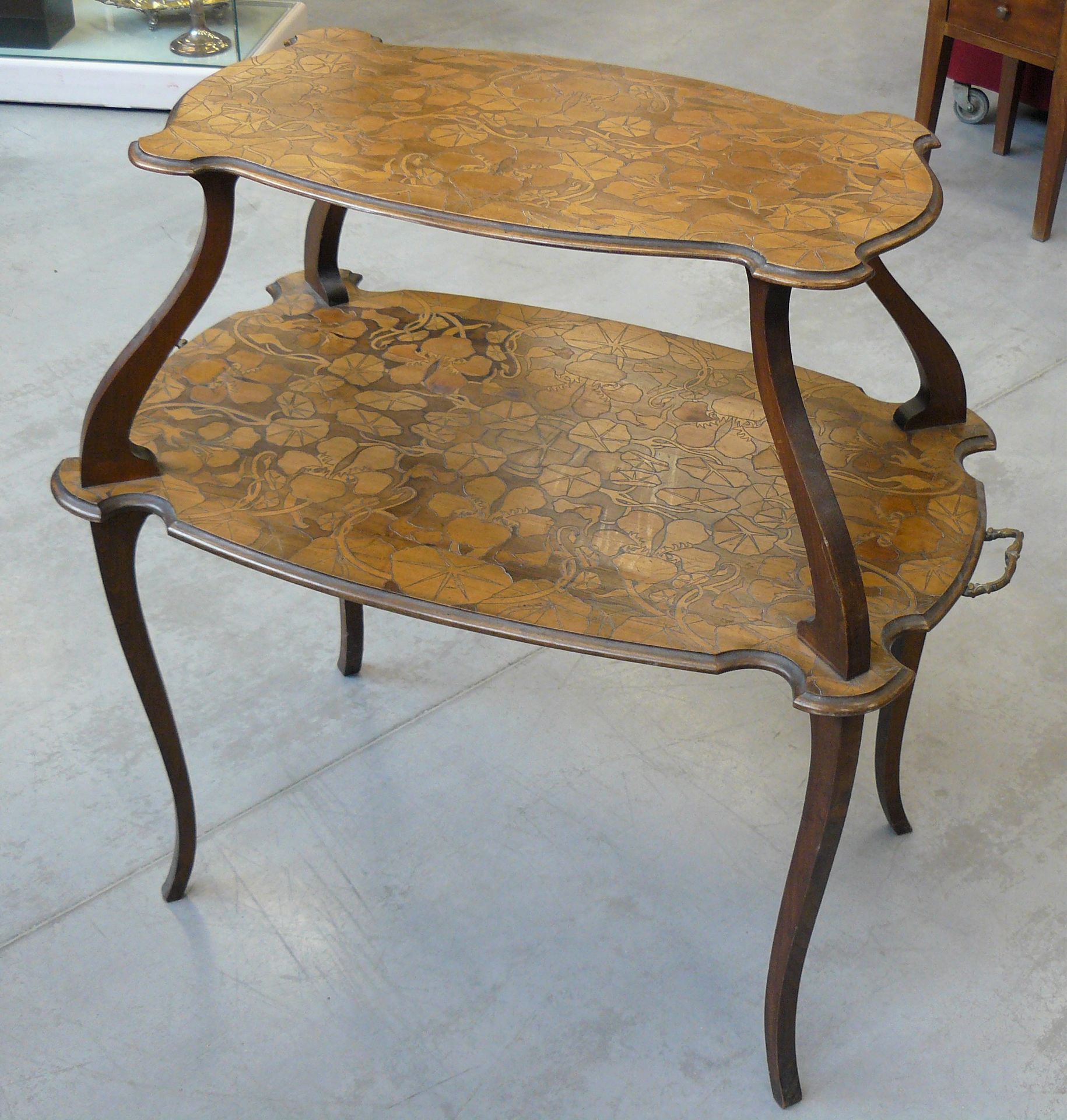 Null 新艺术风格的茶桌，两张带花纹的胡桃木桌面，青铜侧把手和弧形腿 - 83 x 85 x 50.5厘米