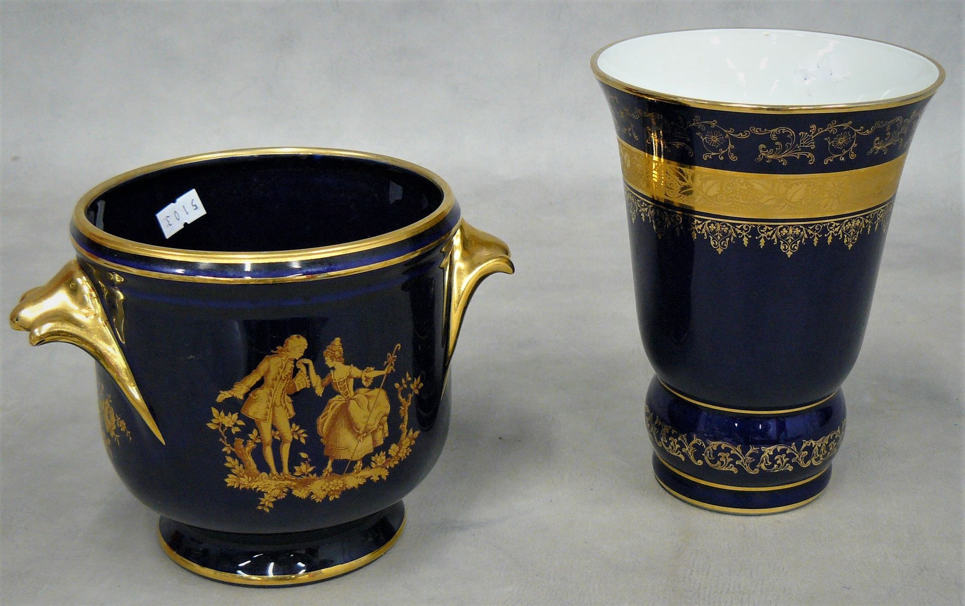 LIMOGES ein Posten: eine Vase aus Limoges-Porzellan mit nachtblauem Fond und ver&hellip;