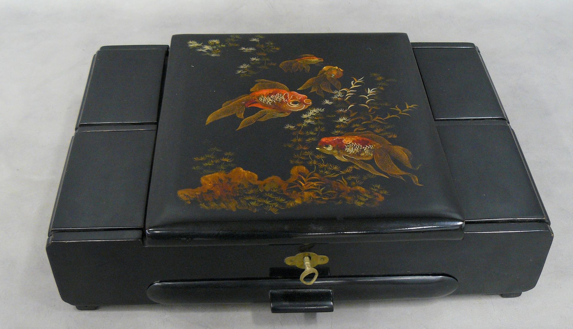 Null toiletry case with mirror back, fish decoration on black lacquer - 9 x 38,5&hellip;