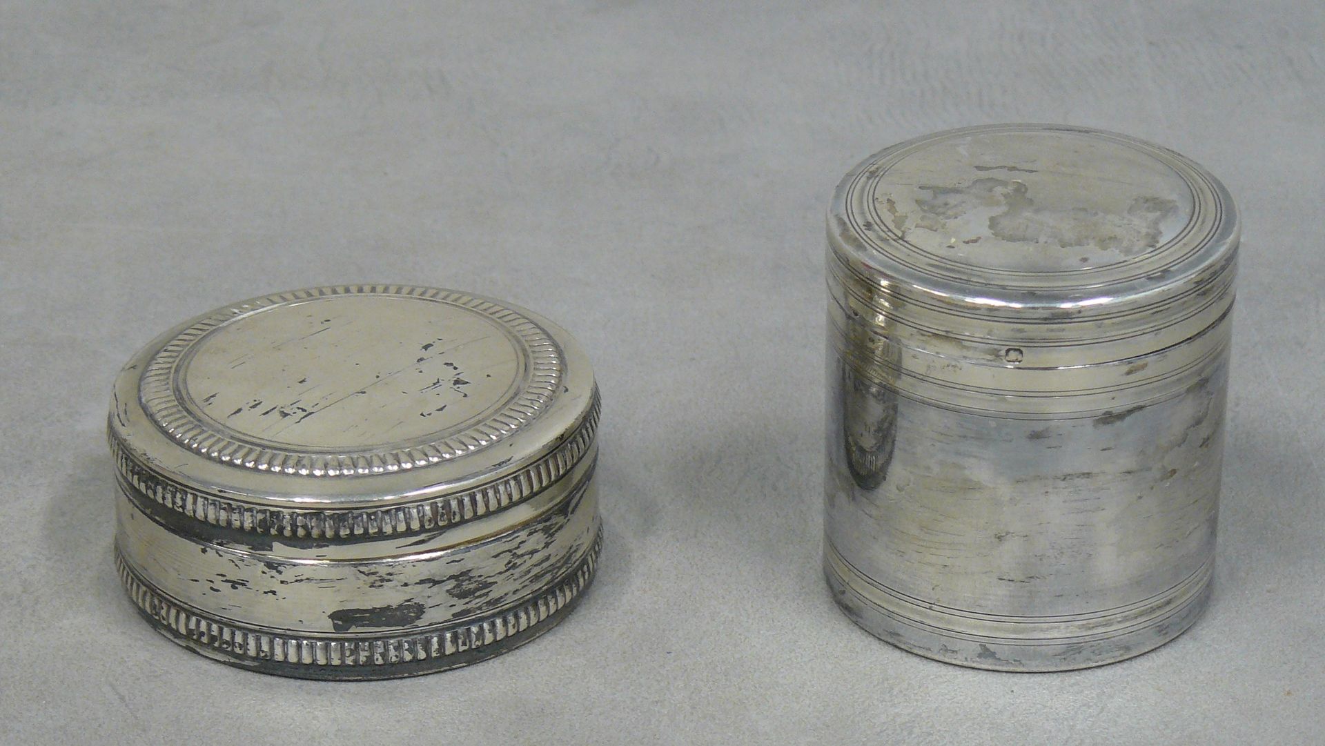 Null two round silver boxes (minerva) one decorated with fillets - net weight 62&hellip;