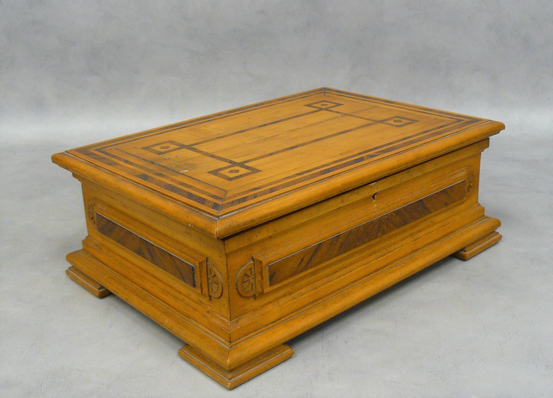 Null late 19th century sewing box in natural wood inlaid with nets - 13 x 35 x 2&hellip;