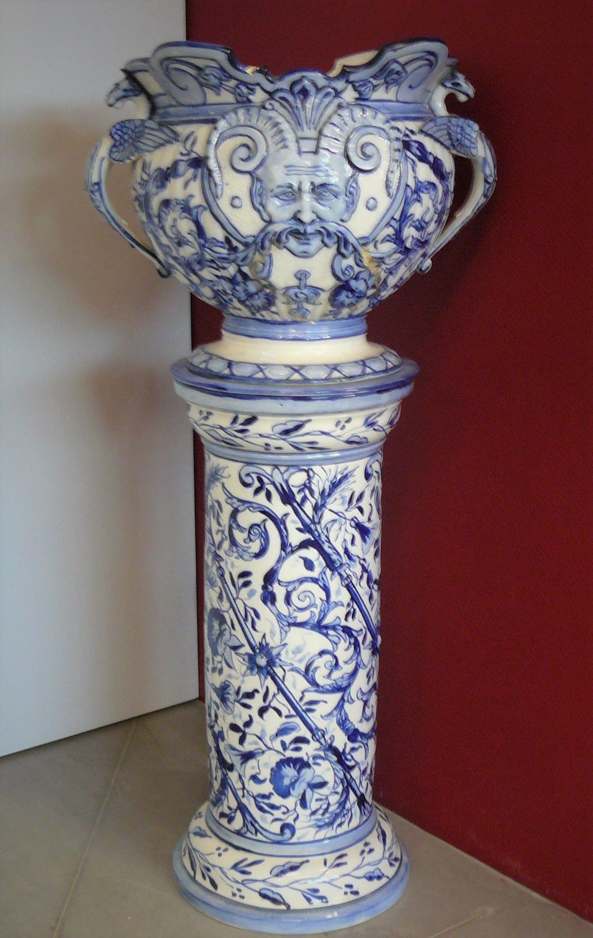 Null une vasque sur colonne en faïence décor bleu et blanc de mascaron et rincea&hellip;