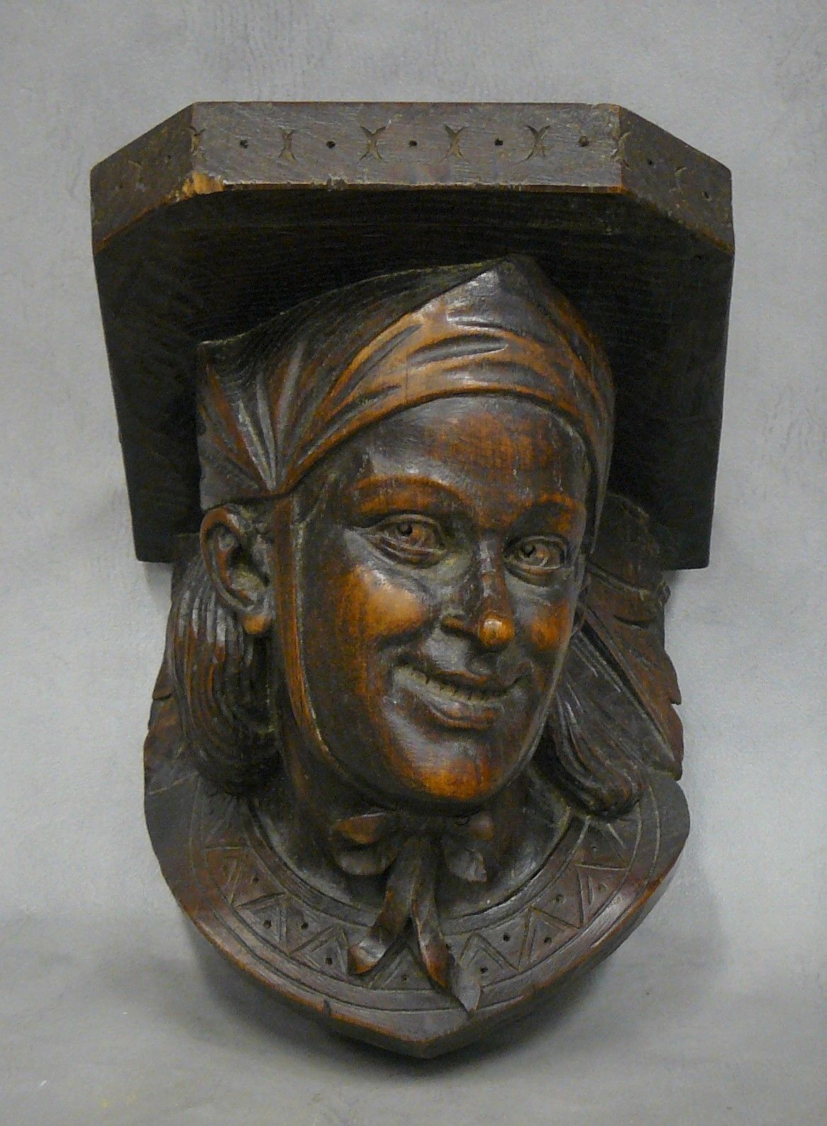 Null a wall console in carved wood : medieval woman's head - 19,5 x 19 x 16,5 cm
