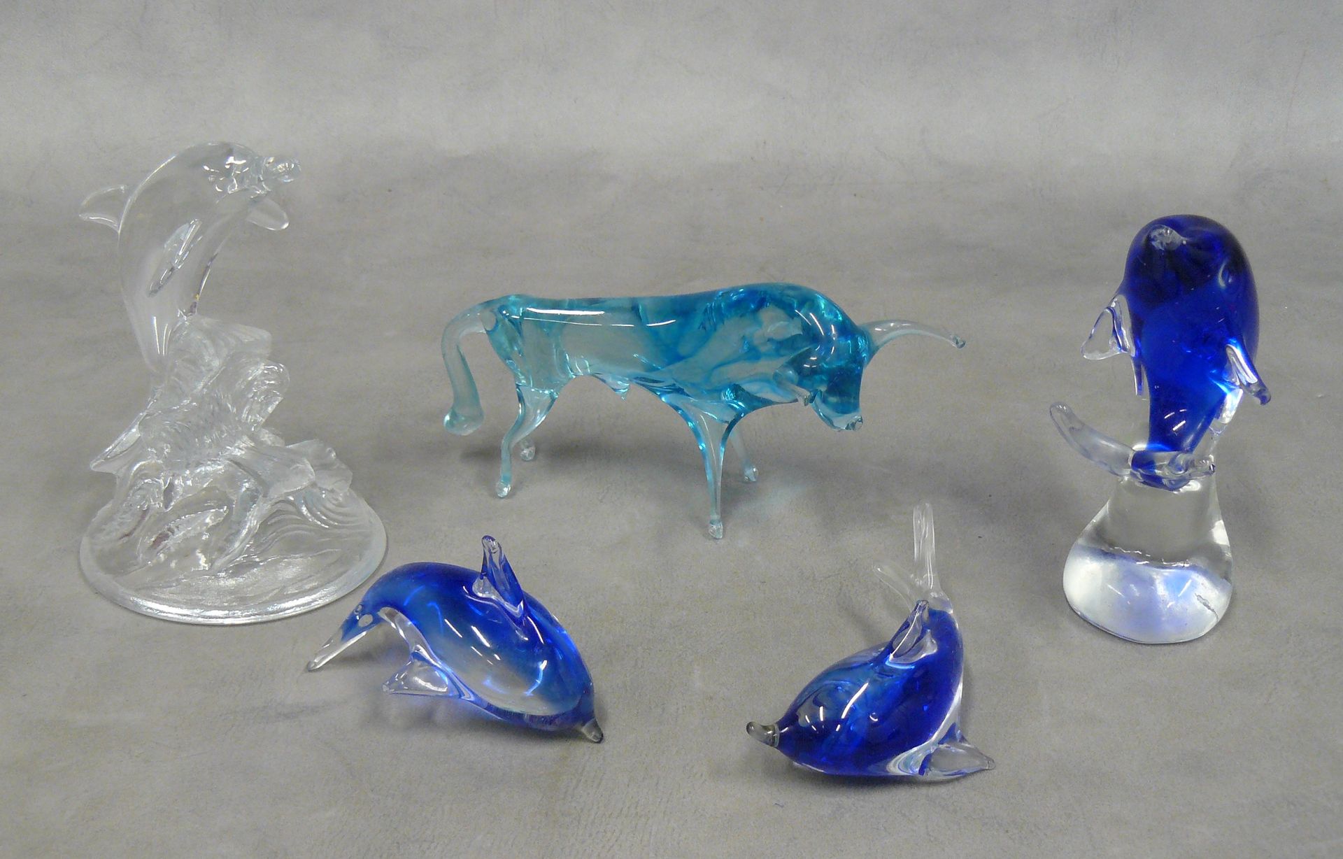 Null un conjunto de cinco animales de cristal que incluye cuatro delfines, el ma&hellip;