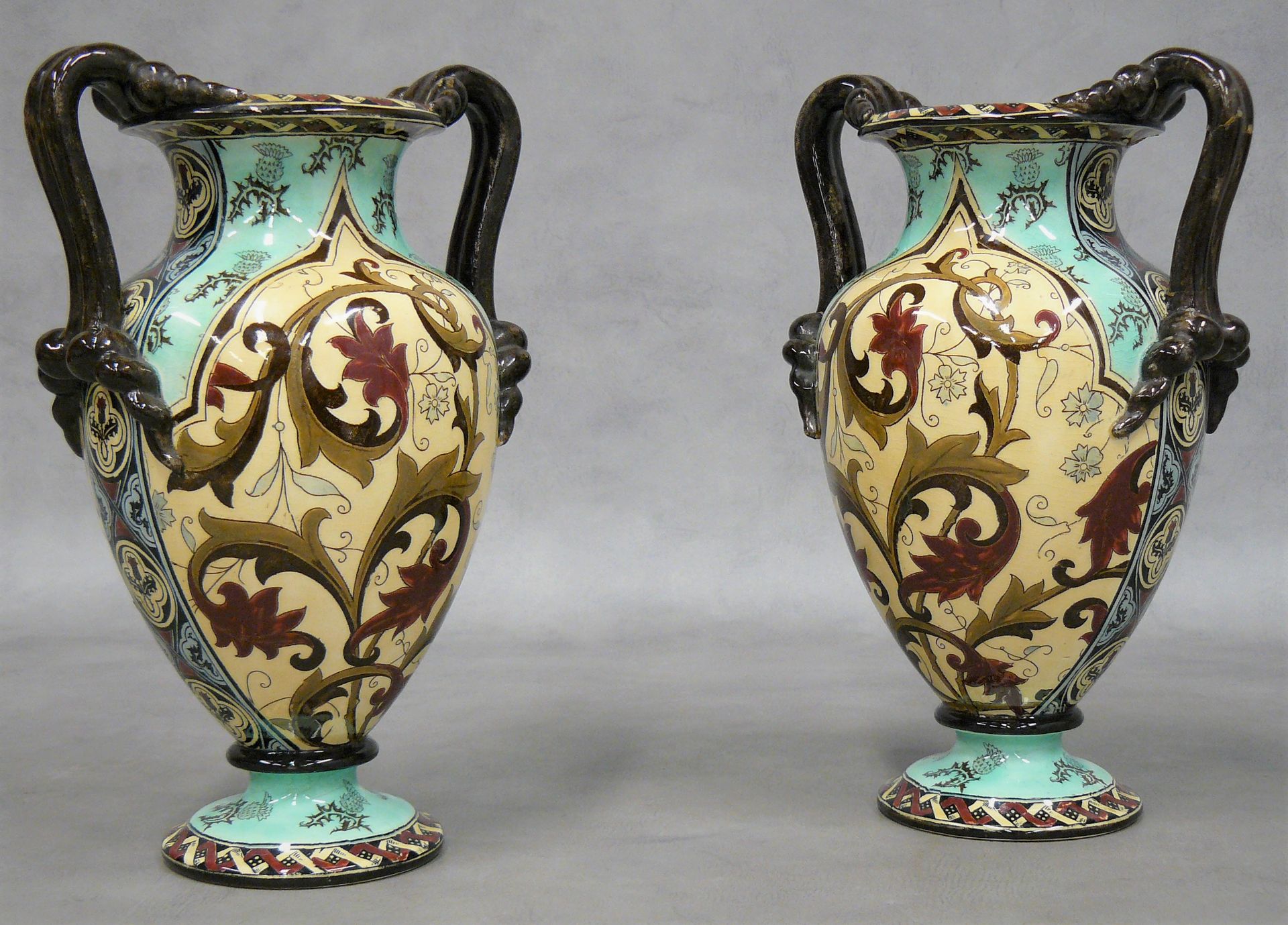 GIEN 一对带有印花装饰的陶瓷花瓶（一个手柄损坏并粘在后面），标有GIEN - 高27厘米