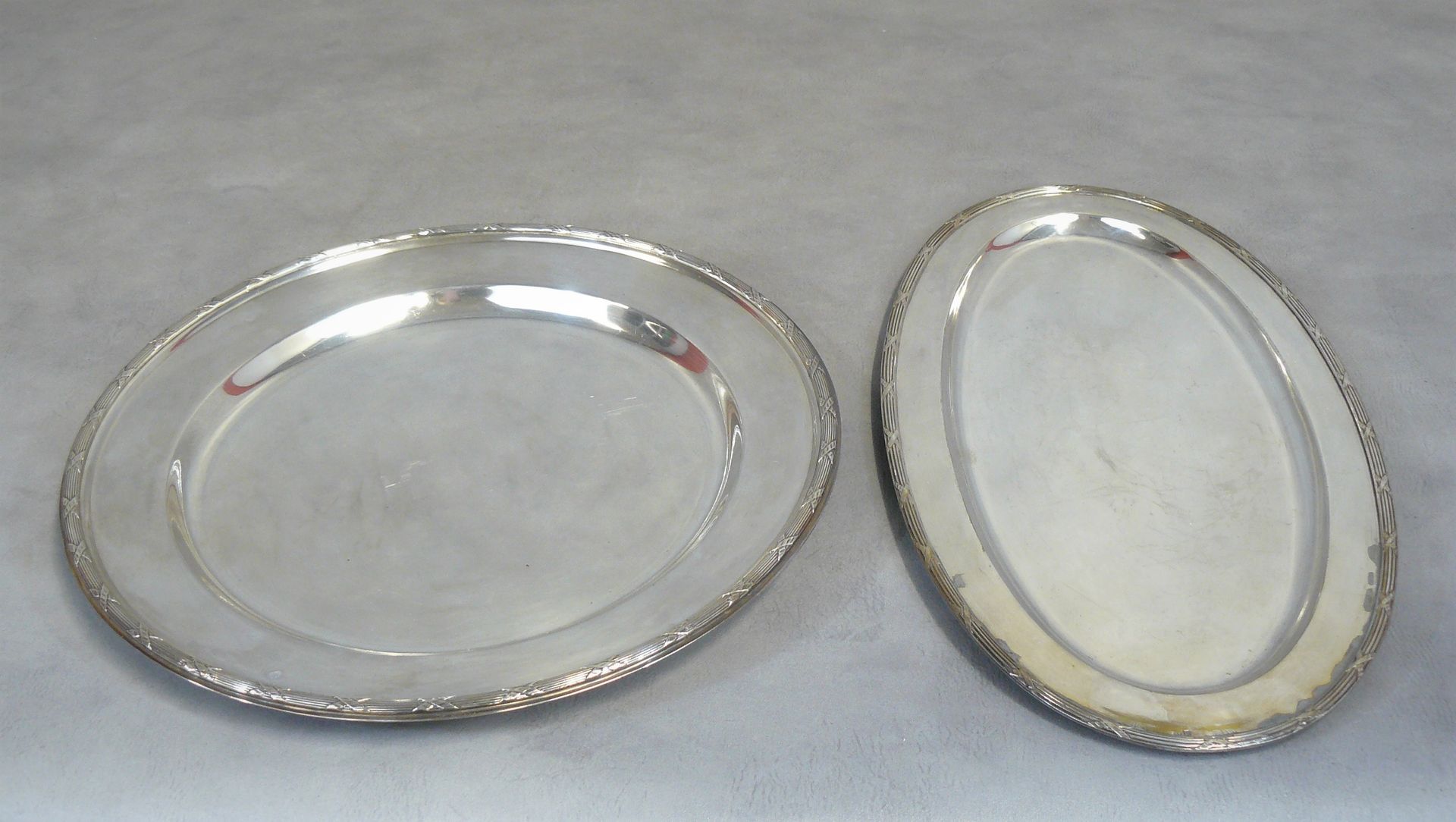 Null 两个路易十六风格的金属托盘--一个圆形，直径32厘米，一个椭圆形，长38厘米