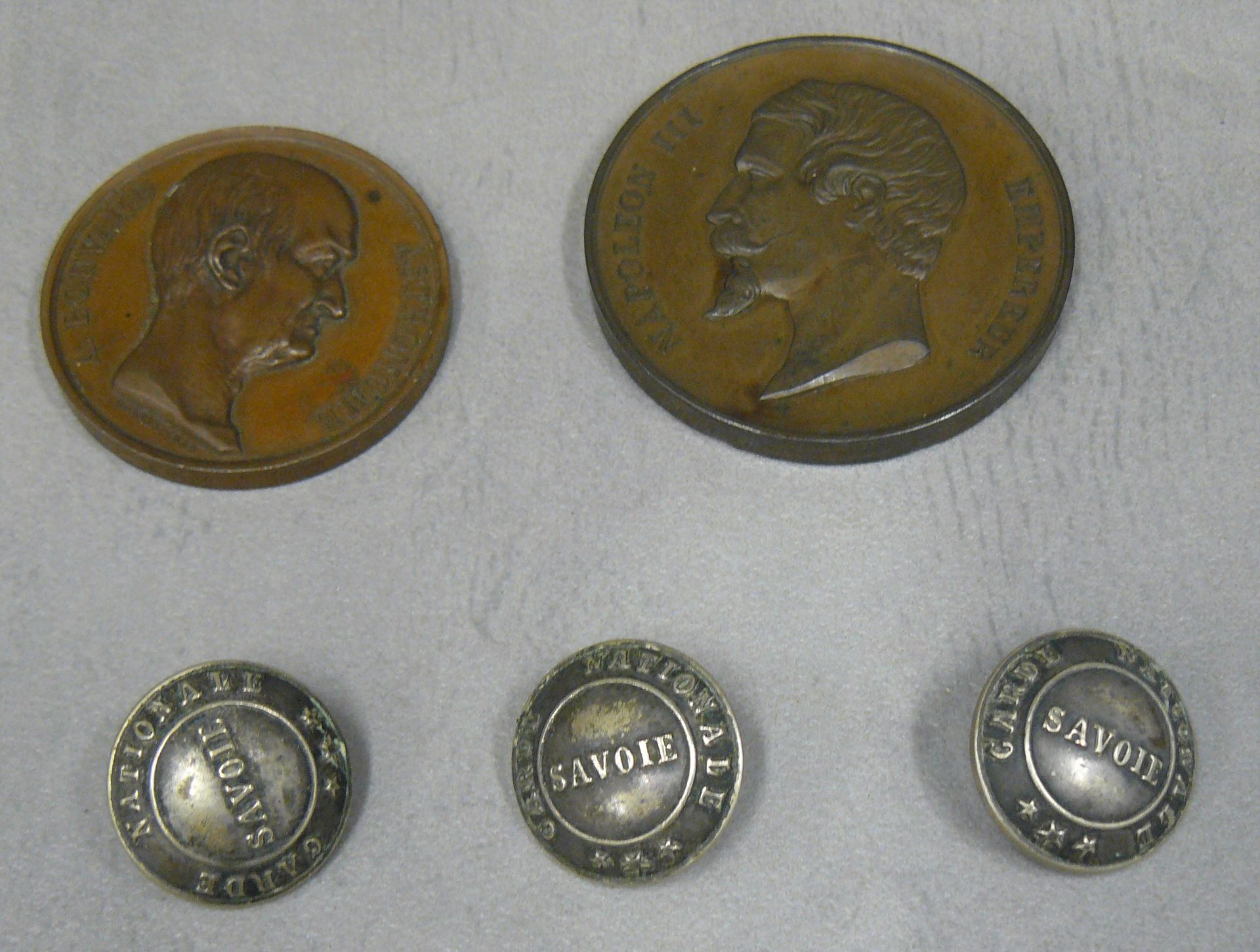 Null 一批：三颗署名A的萨瓦国民警卫队的纽扣。宾达在米兰。还有两枚铜质奖章，包括1882年3月向萨瓦耶的天文学家A.Bouvard和1862年拿破仑三世在圣&hellip;