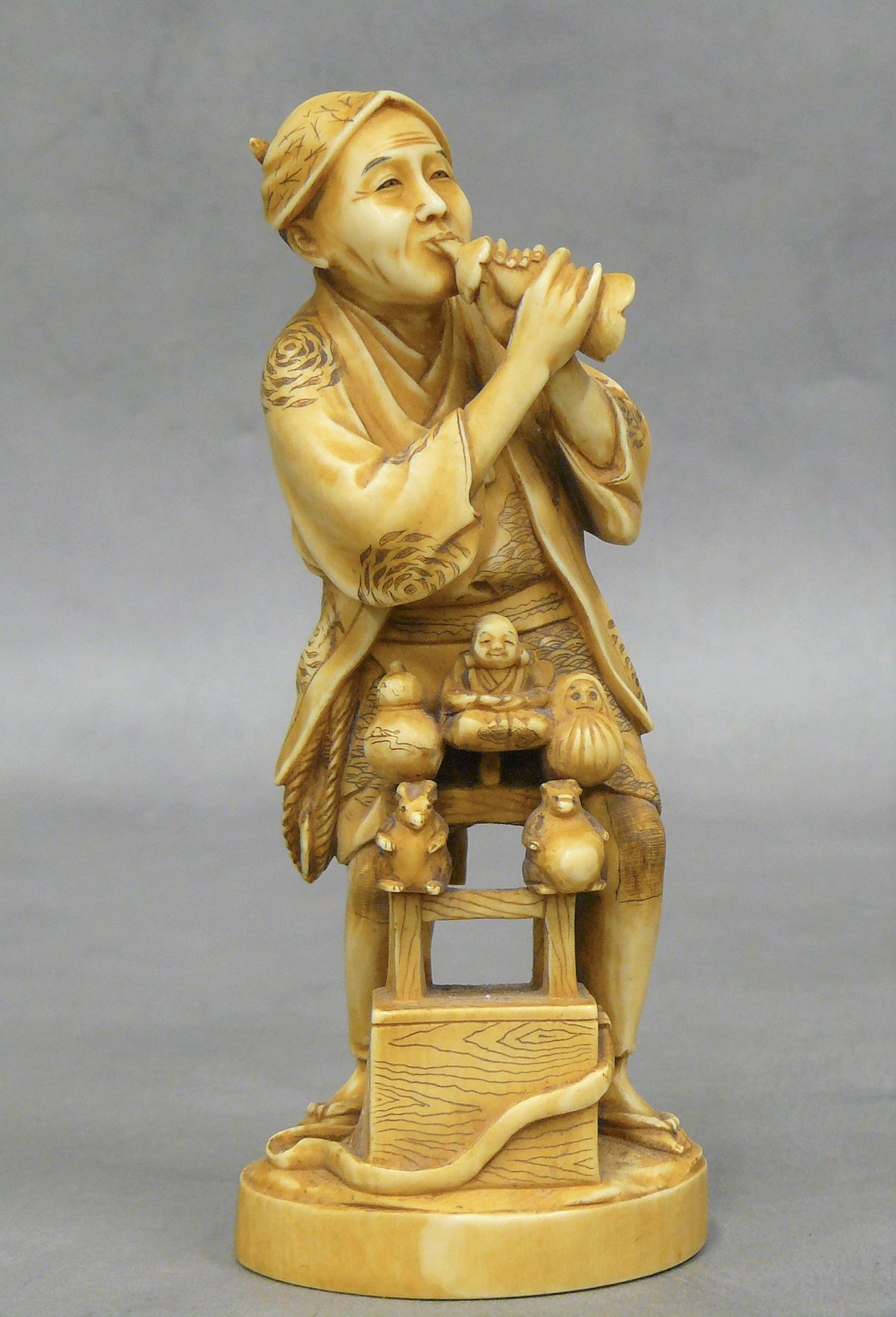 Null okimono Japonais (petite statuette) personnage à la corne, en ivoire (fendu&hellip;