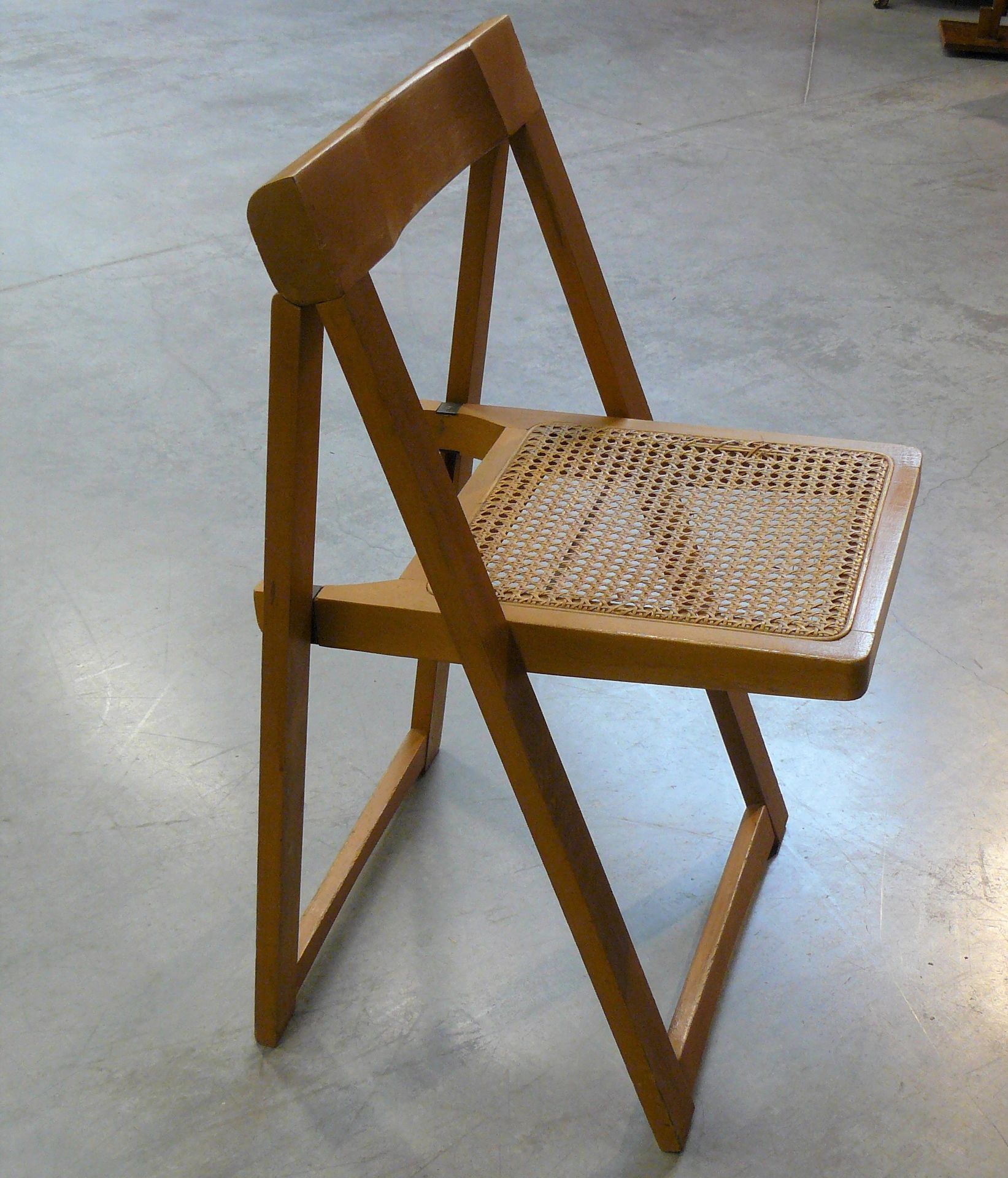 Aldo JACOBER Aldo JACOBER (né en 1939): chaise pliante, l'assise cannée, estampé&hellip;