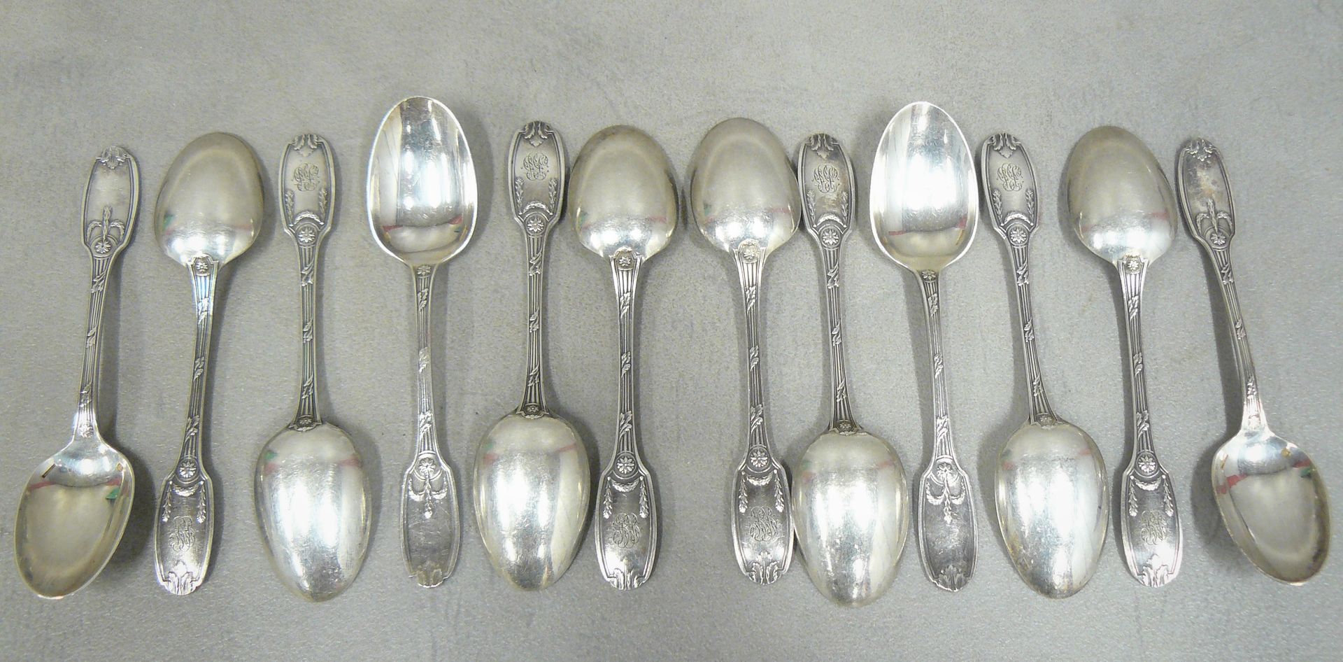 Null dodici cucchiai moka in argento placcato cesellato con ghirlande di Christo&hellip;