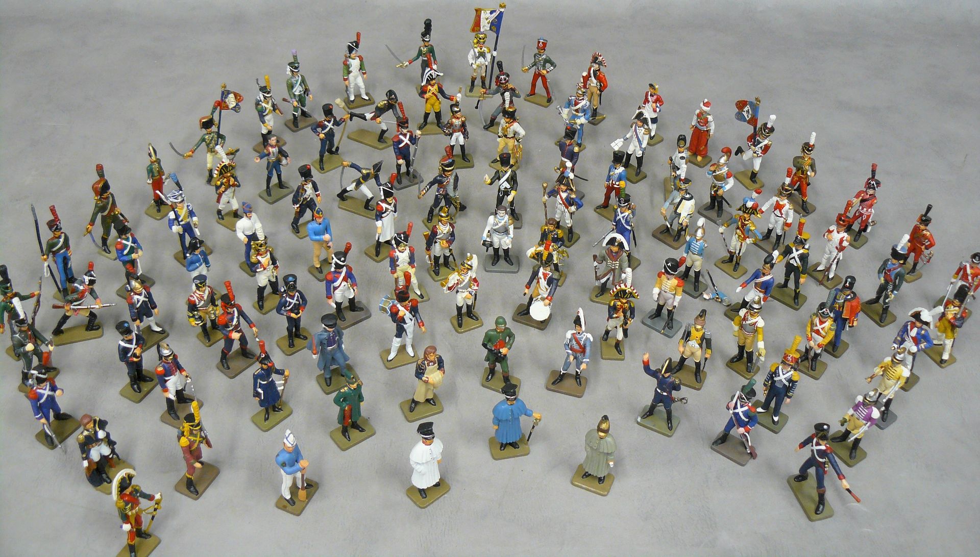 STARLUX a set of about 100 small lead soldiers (qqs. Accidents) signed Starlux