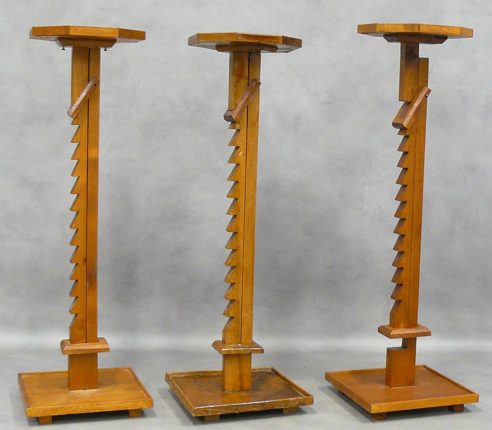 Null trois petites sellettes à crémaillères en bois - H 66 cm et H 102,5 cm dépl&hellip;