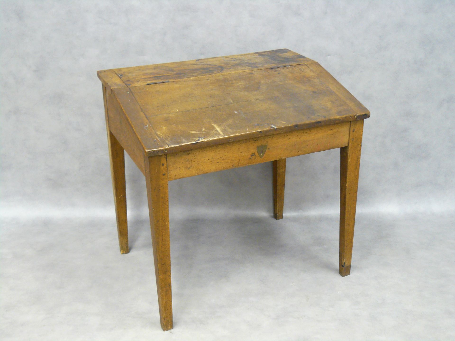 Null a sloping school desk in walnut - 81 x 82 - 61 cm