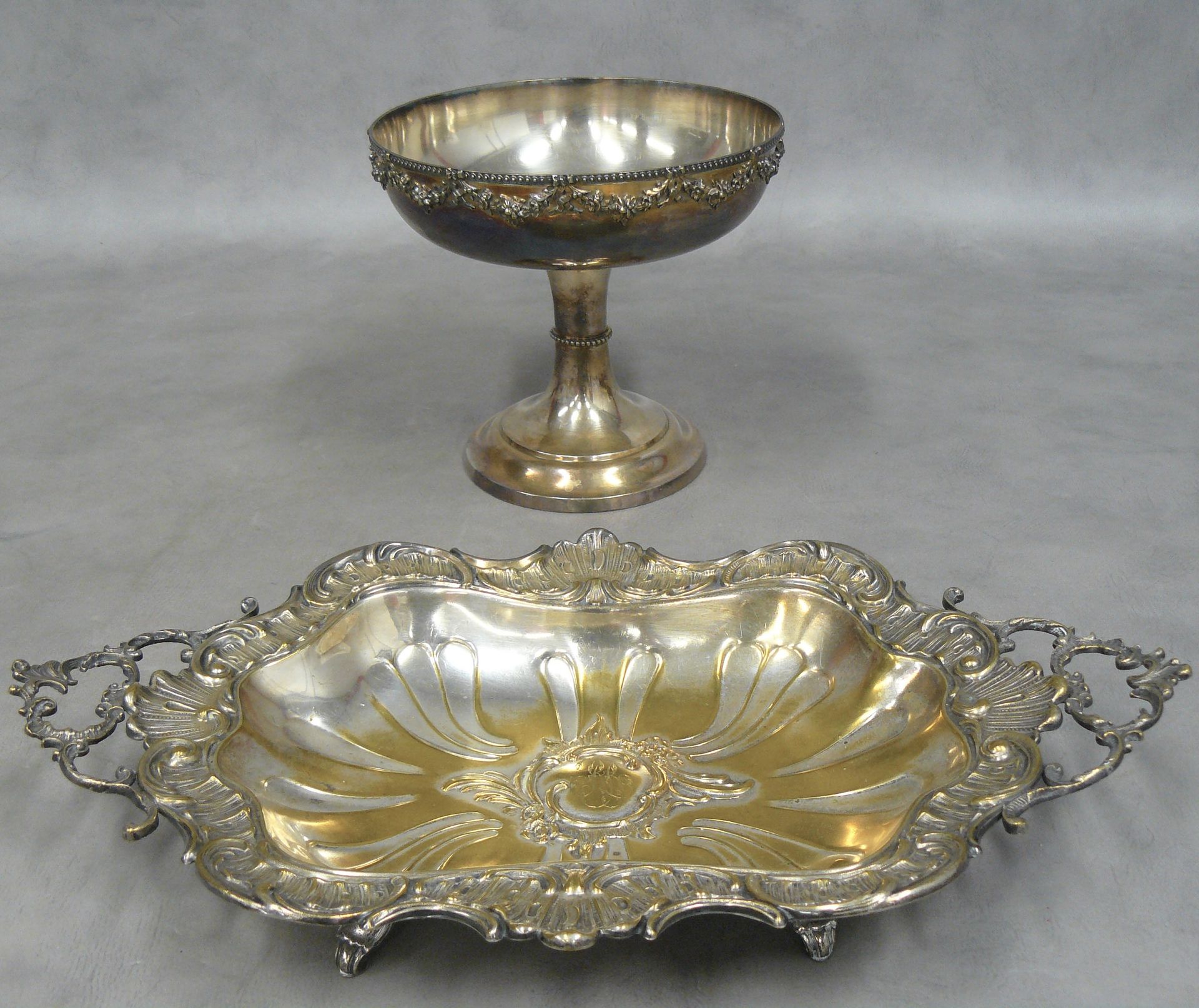 Null one lot: a brass bread basket (traces of silver plating) and a metal fruit &hellip;