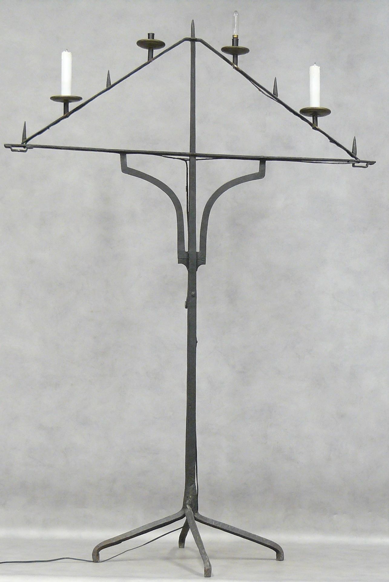 Null portacandele trapezoidale in ferro battuto con nove luci - H 158 L 109 cm