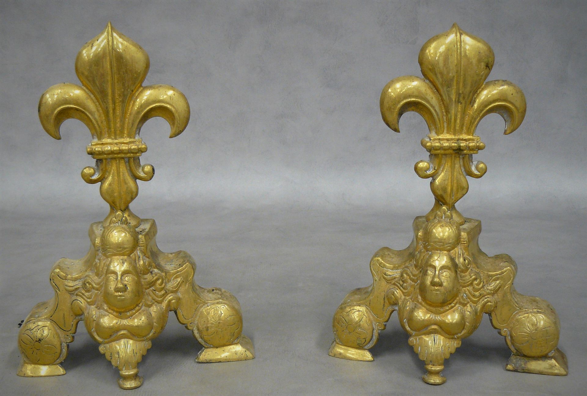 Null deux éléments de cheminée en bronze doré ciselés de têtes couronnées et de &hellip;