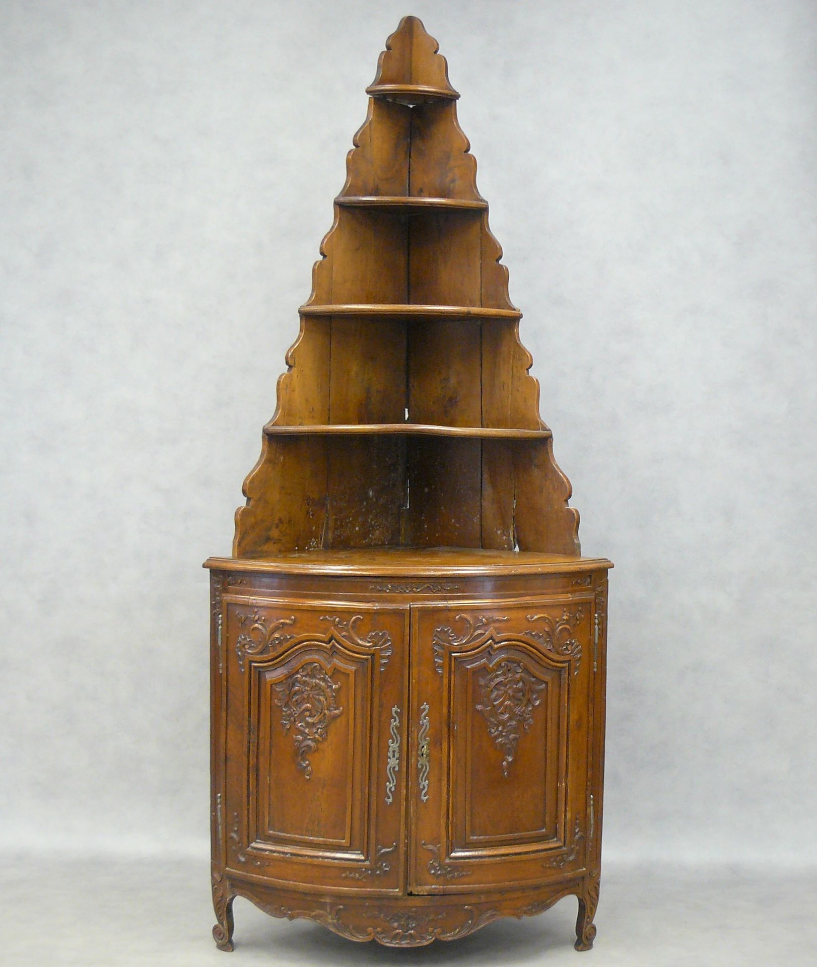 Null Armario esquinero de madera de frutal de estilo Luis XV, abierto con dos pu&hellip;