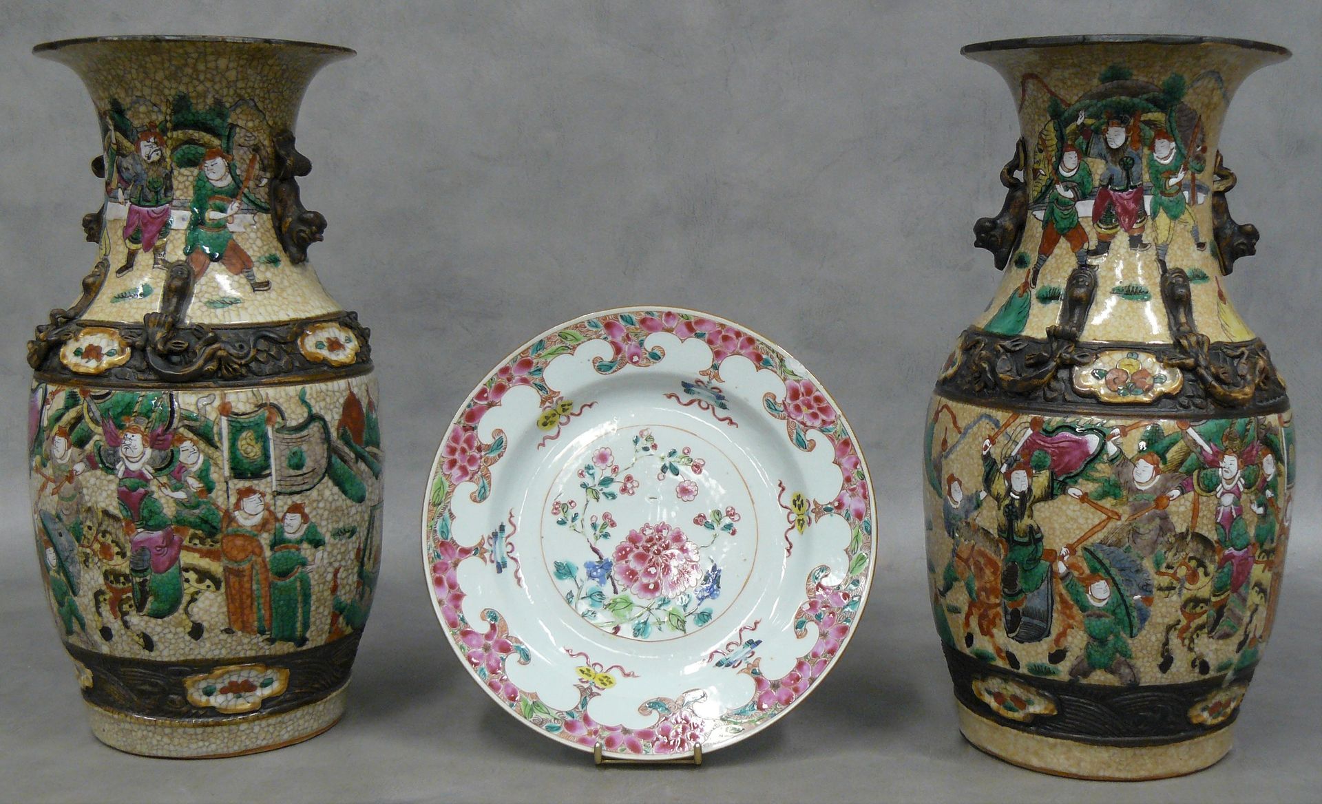 Null Chine : une paire de vases en céramique de Nankin à décor polychrome de scè&hellip;