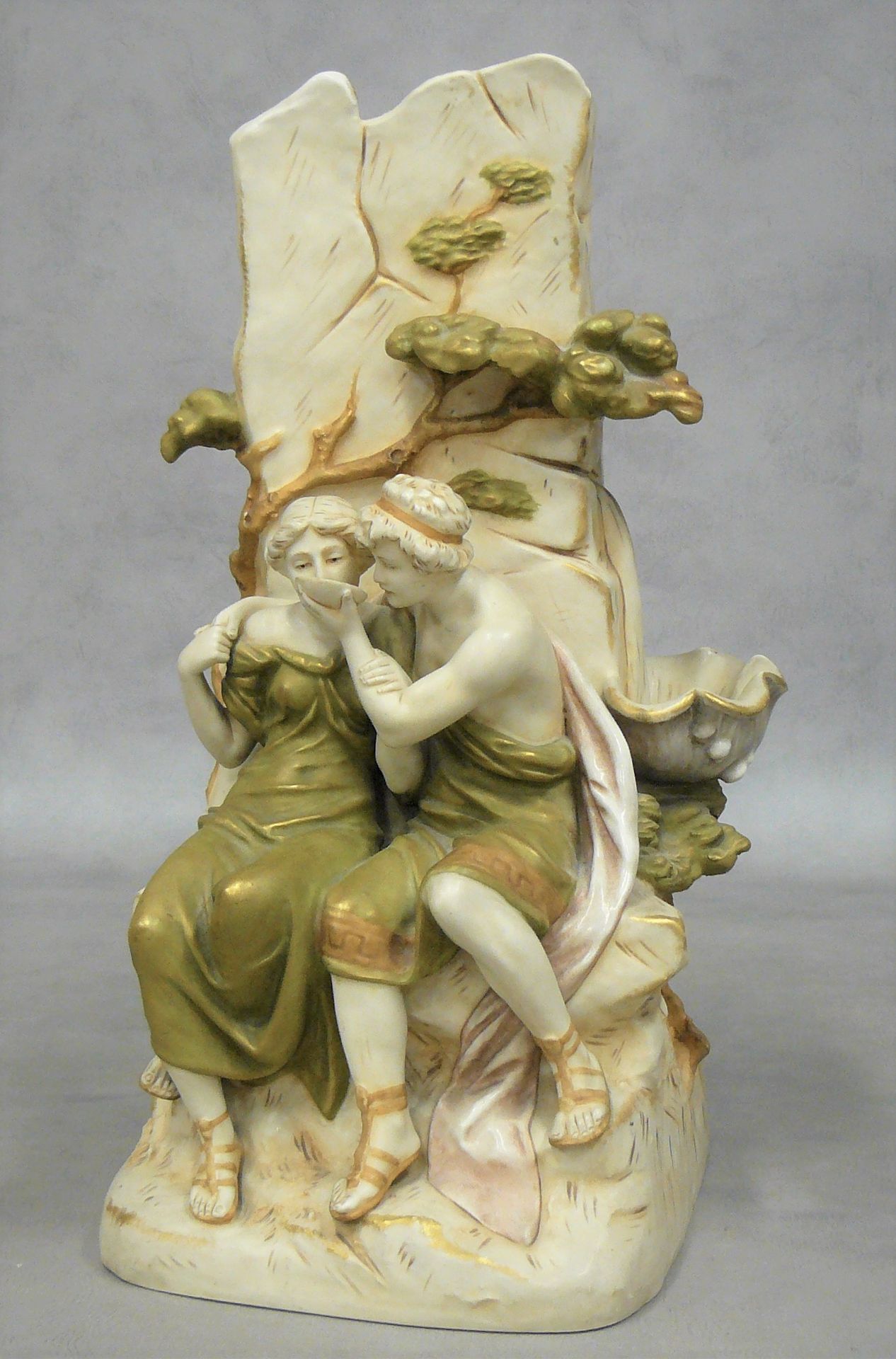 ROYAL DUX ROYAL DUX：多色陶瓷花瓶：一对夫妇在喝喷泉 - 高37.5厘米，宽18.5厘米